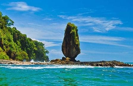 Objek Wisata Batu Layar Lombok, 1. Gunung Rinjani Lombok, 2. Wisata Pantai Kuta Lombok, 3. Wisata Desert Point (Bangko-Bangko) Lombok, 4. Gili Kondo, 5. Wisata Pantai Senggigi Lombok, 6. Wisata Gili Air, Gili Meno, dan Gili Trawangan di Lombok, 7. Pantai Tanjung Aan, 8.  Pantai Tanjung Bloam, 9. Tempat Wisata Pantai Selong Belanak Lombok, 10. Sade Village, 11. Pantai Sekotong , 12. Air Terjun Sandang Gile , 13. Gili Nanggu Lombok, 14. Objek Wisata Batu Bolong, 15. Objek Wisata Batu Layar , 16. Narmada Park, 17. Pink Beach Lombok, 18. Gili Lampu Lombok Timur, 19. Bukit Malimbu , 20. Gili Kedis, 21. Lingkoq Datu, Pantai Penyisok, 22. Bukit Pergasingan, 23. Pantai Semeti, 24. Air Terjun Mangku Sakti, 25. Air Terjun Benang Kelambu, 26. Air Terjun Tiu Kelep, 27. Tanjung Poki, 28. Pantai Nambung, 29. Taman Wisata Alam Gunung Tunak, Pemandangan Samudera di atas Bukit Hijau, 30. Rinjani Lodge, 31. Pantai Tebing, 32. Sumber Air Panas Aik Kalak, 33. Danau Segara Anak, 34. Pantai Mawun Lombok, 35. Pantai Seger, 36. Pantai Surga, 37. Tanjung Ringgit, 38. Gili Sulat dan Gili Lawang, 39. Pantai Sire, 40. Air Terjun Penimbungan: Surga Tersembunyi di Torean, 41. Jembatan Gantung Kuno: Peninggalan Jaman Penjajahan Belanda yang berumur 84 Tahun, 42. Taman Wisata Pusuk Sembalun: Mengagumi Pemandangan Gunung Rinjani yang Megah, 43. Pantai Setangi: Villa Hantu yang Mendebarkan, 44. Batu Payung, Tanjung Aan: Monumen Alam yang Berdiri Kokoh di Tepi Pantai, 45. Bau Nyale: Tempat Perayaan Festival Legendaris, 46. Desa Bayan Sasak: Menyelami Kehidupan 5000 tahun SM, 47. Ashtari Lounge and Kitchen: Menyantap Makanan di Puncak Bukit, 48. Artati Lombok Bungalow and Restaurant , 49. Bertenun Tradisional di Desa Sukarara, 50. Bask Nest: Menjelajahi Dunia Bawah Laut yang Artistik, 51. Gua Bangkang: Suasana Dramatis di Tepi Pantai
