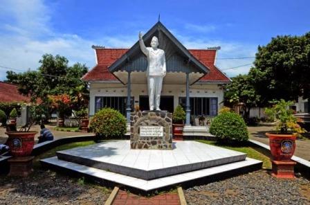 Objek Wisata Istana Gebang, 1. Kampung Coklat, 2. Taman Kebon Rojo, 3. Pantai Tambakrejo, 4. Pantai Pangi, 5. Perkebunan Teh Sirah Kencong, 6. Pantai Serang, 7. Blitar Park, 8. Petilasan Rambut Monte, 9. Candi Penataran, 10. Pantai Peh Pulo, 11. Goa Embultuk, 12. Candi Gambar Wetan, 13. Situs Arca Warak, 14. Candi Kotes, 15. Candi Sawentar, 16. Makam Bung Karno, 17. Istana Gebang, 18. Water Park Sumberudel, 19. Desa Wisata Semen, 20. Wisata Sejarah Monumen Trisula, 21. Penangkaran Rusa Maliran, 22. Agrowisata Karangsari Blitar, 23. Gunung Butak, 24. Pantai Gondo Mayit, 25. Air Terjun Coban Wilis, 26. Air Terjun Sirah Kencong, 27. Air Terjun Grenjeng, 28. Air Terjun Jurug Bening , 29. Objek Wisata Alam Pacuh, 30. Pantai Umbul Waru, 31. Curug dan Kedung Badrun, 32. Air Terjun Lawean, 33. Pantai Jolosutro, 34. Arung Jeram Soko Adventure Blitar, 35. Goa Maria Sendang Rejo, 36. Gardu Pandang Perkebunan Gambar, 37. Omah Djadoel, 38. Gunung Kelud, 39. Air Terjun Kedung Entong, 40.  Air Terjun Tirto Galuh, 41. Taman Jurug Goa Luweng Prodo, 42. Bukit Teletubies Blitar, 43. Hutan Pinus Gogoniti, 44. Kampung Afrika Blitar, 45. Gunung Butak, 46. Pantai Pasur, 47. Pantai Serit, 48. Monumen PETA, 49. Wisata Alam Paco, 50. Bendungan Serut, 51. Arca Gamprang, 52. Candi Simping, 53. Jurug Moncar, 54. Candi Mleri, 55. Candi Kalicilik, 56. Alun-alun Blitar, 57. Blitar Green Park, 58. Taman Pecut, 59. Fish Garden Blitar, 60. Kaloka Lodoyo, 61. Pemandian Sumur Amber Kandangan, 62. Bendungan Wlingi Raya, 63. Taman Idaman Hati Wlingi Blitar, 64. Villa Puncak Pesanggrahan Tambakrejo