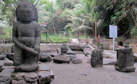 Objek Wisata Sejarah Arca Warak Blitar, 1. Pantai Pangi, 2. Pantai Gondo Mayit, 3. Pantai Peh Pulo, 4. Candi Penataran, 5. Arca Warak, 6. Candi Kotes Blitar, 7. Pantai Jolosutro, 8. Gunung Butak, 9. Air Terjun Grenjeng, 10. Curug Kedung Badrun, 11. Coban Wilis, 12. Curug Njumeg, 13. Bukit Bunda, 14. Gumuk Sapu Angin, 15. Puncak Kejora, 16. Brak Papat Sirah Kencong, 17. Coban Jurug Bening, 18. Bukit Teletubbies, 19. Kampung Coklat Kademangan