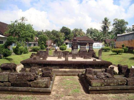 Objek Wisata Sejarah Candi Kotes Blitar, 1. Pantai Pangi, 2. Pantai Gondo Mayit, 3. Pantai Peh Pulo, 4. Candi Penataran, 5. Arca Warak, 6. Candi Kotes Blitar, 7. Pantai Jolosutro, 8. Gunung Butak, 9. Air Terjun Grenjeng, 10. Curug Kedung Badrun, 11. Coban Wilis, 12. Curug Njumeg, 13. Bukit Bunda, 14. Gumuk Sapu Angin, 15. Puncak Kejora, 16. Brak Papat Sirah Kencong, 17. Coban Jurug Bening, 18. Bukit Teletubbies, 19. Kampung Coklat Kademangan