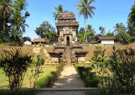 Objek Wisata Sejarah Candi Sawentar, 1. Kampung Coklat, 2. Taman Kebon Rojo, 3. Pantai Tambakrejo, 4. Pantai Pangi, 5. Perkebunan Teh Sirah Kencong, 6. Pantai Serang, 7. Blitar Park, 8. Petilasan Rambut Monte, 9. Candi Penataran, 10. Pantai Peh Pulo, 11. Goa Embultuk, 12. Candi Gambar Wetan, 13. Situs Arca Warak, 14. Candi Kotes, 15. Candi Sawentar, 16. Makam Bung Karno, 17. Istana Gebang, 18. Water Park Sumberudel, 19. Desa Wisata Semen, 20. Wisata Sejarah Monumen Trisula, 21. Penangkaran Rusa Maliran, 22. Agrowisata Karangsari Blitar, 23. Gunung Butak, 24. Pantai Gondo Mayit, 25. Air Terjun Coban Wilis, 26. Air Terjun Sirah Kencong, 27. Air Terjun Grenjeng, 28. Air Terjun Jurug Bening , 29. Objek Wisata Alam Pacuh, 30. Pantai Umbul Waru, 31. Curug dan Kedung Badrun, 32. Air Terjun Lawean, 33. Pantai Jolosutro, 34. Arung Jeram Soko Adventure Blitar, 35. Goa Maria Sendang Rejo, 36. Gardu Pandang Perkebunan Gambar, 37. Omah Djadoel, 38. Gunung Kelud, 39. Air Terjun Kedung Entong, 40.  Air Terjun Tirto Galuh, 41. Taman Jurug Goa Luweng Prodo, 42. Bukit Teletubies Blitar, 43. Hutan Pinus Gogoniti, 44. Kampung Afrika Blitar, 45. Gunung Butak, 46. Pantai Pasur, 47. Pantai Serit, 48. Monumen PETA, 49. Wisata Alam Paco, 50. Bendungan Serut, 51. Arca Gamprang, 52. Candi Simping, 53. Jurug Moncar, 54. Candi Mleri, 55. Candi Kalicilik, 56. Alun-alun Blitar, 57. Blitar Green Park, 58. Taman Pecut, 59. Fish Garden Blitar, 60. Kaloka Lodoyo, 61. Pemandian Sumur Amber Kandangan, 62. Bendungan Wlingi Raya, 63. Taman Idaman Hati Wlingi Blitar, 64. Villa Puncak Pesanggrahan Tambakrejo