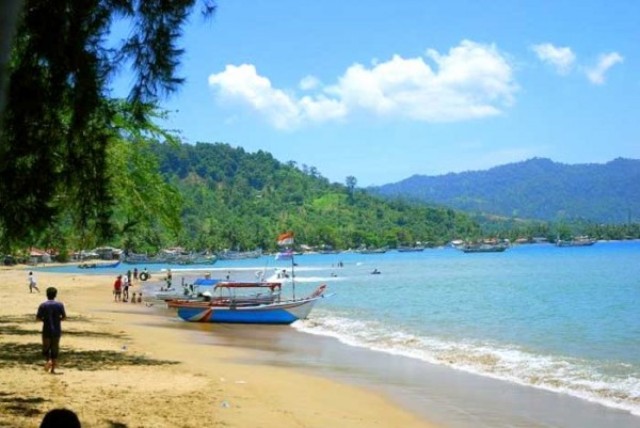 Objek Wisata Pantai Caroline di Padang