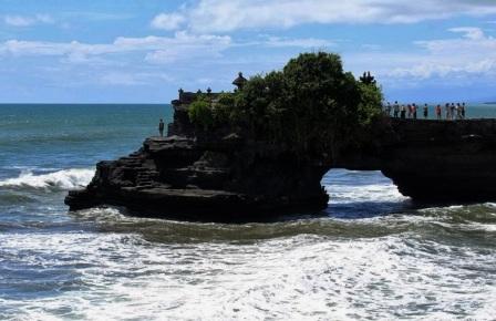 Objek Wisata batu bolong di Lombok, 1. Gunung Rinjani Lombok, 2. Wisata Pantai Kuta Lombok, 3. Wisata Desert Point (Bangko-Bangko) Lombok, 4. Gili Kondo, 5. Wisata Pantai Senggigi Lombok, 6. Wisata Gili Air, Gili Meno, dan Gili Trawangan di Lombok, 7. Pantai Tanjung Aan, 8.  Pantai Tanjung Bloam, 9. Tempat Wisata Pantai Selong Belanak Lombok, 10. Sade Village, 11. Pantai Sekotong , 12. Air Terjun Sandang Gile , 13. Gili Nanggu Lombok, 14. Objek Wisata Batu Bolong, 15. Objek Wisata Batu Layar , 16. Narmada Park, 17. Pink Beach Lombok, 18. Gili Lampu Lombok Timur, 19. Bukit Malimbu , 20. Gili Kedis, 21. Lingkoq Datu, Pantai Penyisok, 22. Bukit Pergasingan, 23. Pantai Semeti, 24. Air Terjun Mangku Sakti, 25. Air Terjun Benang Kelambu, 26. Air Terjun Tiu Kelep, 27. Tanjung Poki, 28. Pantai Nambung, 29. Taman Wisata Alam Gunung Tunak, Pemandangan Samudera di atas Bukit Hijau, 30. Rinjani Lodge, 31. Pantai Tebing, 32. Sumber Air Panas Aik Kalak, 33. Danau Segara Anak, 34. Pantai Mawun Lombok, 35. Pantai Seger, 36. Pantai Surga, 37. Tanjung Ringgit, 38. Gili Sulat dan Gili Lawang, 39. Pantai Sire, 40. Air Terjun Penimbungan: Surga Tersembunyi di Torean, 41. Jembatan Gantung Kuno: Peninggalan Jaman Penjajahan Belanda yang berumur 84 Tahun, 42. Taman Wisata Pusuk Sembalun: Mengagumi Pemandangan Gunung Rinjani yang Megah, 43. Pantai Setangi: Villa Hantu yang Mendebarkan, 44. Batu Payung, Tanjung Aan: Monumen Alam yang Berdiri Kokoh di Tepi Pantai, 45. Bau Nyale: Tempat Perayaan Festival Legendaris, 46. Desa Bayan Sasak: Menyelami Kehidupan 5000 tahun SM, 47. Ashtari Lounge and Kitchen: Menyantap Makanan di Puncak Bukit, 48. Artati Lombok Bungalow and Restaurant , 49. Bertenun Tradisional di Desa Sukarara, 50. Bask Nest: Menjelajahi Dunia Bawah Laut yang Artistik, 51. Gua Bangkang: Suasana Dramatis di Tepi Pantai