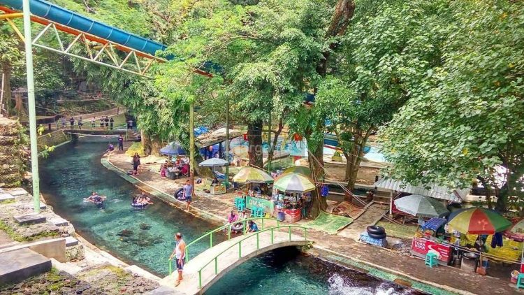Obyek Wisata Air Cokro, 1. Grojogan Sewu Tawangmangu, 2. Pandawa Water World Solo Baru, 3. Taman Balekambang, 4. Keraton Surakarta, 5. Wisata Tugu Lilin di Solo , 6. Air Terjun Jumog, 7. Taman Sriwedari, 8. Kampoeng Batik Kauman, 9. Pasar Klewer, 10. Tempat Wisata di Solo – Museum Manusia Purba Sangiran, 11. Tempat Wisata di Solo – Pura Mangkunegaran, 12. Monumen Pers, 13. Galabo Solo, 14. Tempat Wisata di Solo – Kebun Binatang Taru Jurug, 15. Ngarsopuro Night Market Solo, 16. Alun-Alun Kidul Surakarta, 17. Tempat Wisata di Solo – Dalem Kalitan, 18. Tempat Wisata di Solo – Taman Cerdas, 19. Masjid Al-Wustho Mangkunegaran, 20. Bendungan Karet Tirtonadi, 21. The Heritage Palace, 22. Lokananta Recording Audio & Video Cassette, 23. Trans Studio Mini Solo, 24. Museum Batik Danar Hadi, 25. Loji Gandrung, 26. Museum Radya Pustaka, 27. Pasar Antik Triwindu, 28. Benteng Vastenburg Fort, 29. Agrowisata Amanah, Karanganyar, 30. Agrowisata Sondokoro, Karanganyar, 31. Bukit Hope, Karanganyar (Tutup), 32. Bumi Perkemahan Sekipan, Karanganyar, 33. Candi Cetho, Karanganyar, 34. Candi Sukuh, Karanganyar, 35. Edupark Intan Pari, Karanganyar, 36. Kebun Strawberry, Karanganyar, 37. Paralayang Segoro Gunung, Karanganyar, 38. Rumah Pohon Banyu Anyep (Tutup), 39. Taman Bintang Kemuning, Ngargoyoso, Karanganyar, 40. Telaga Madirda, Karanganyar, 41. Bukit Cumbri, Wonogiri, 42. Gantole Wonogiri, 43. Batu Seribu, Sukoharjo, 44. Bendungan Colo, Sukoharjo, 45. Gardu Pandang Bukit Batur Suroteleng, 46. Bukit Gancik, 47. Tretes Taman Tani (Tutup), 48. De Tjolomadoe, 49. Rumah Atsiri Indonesia, 50. Pantai Karang Payung, 51. Tumurun Private Museum, 52. River Moon Pusur, 53. Museum R Hamong Wardoyo, 54. Sepur Kluthuk Jaladara, 55. Koridor Singosaren, 56. Ndalem Gondosuli, 57. Grojogan Selondo, 58. Taman Hutan Rakyat Ngargoyoso, 59. Candi Plaosan, 60. Umbul Ponggok, 61. Umbul Cokro Tulung, 62. Omah Jungkir, 63. Telaga Biru, 64. Randubang, 65. Pasar Gede Hardjonagoro, 66. Solo Grand Mall, 67. Pusat Grosir Solo, 68. Taman Bunga Bono, Klaten, 69. Umbul Kapilaler, Klaten, 70. Bukit Gancik, Selo, Boyolali, 71. Lembah Gunung Madu, Boyolali, 72. Objek Wisata Tlatar, Boyolali, 73. Obyek Wisata Air Cokro, 74. Museum Samanhudi, 75. Air Terjun Parang Ijo, 76. Museum Keris, 77. Vihara Dhamma Sundara