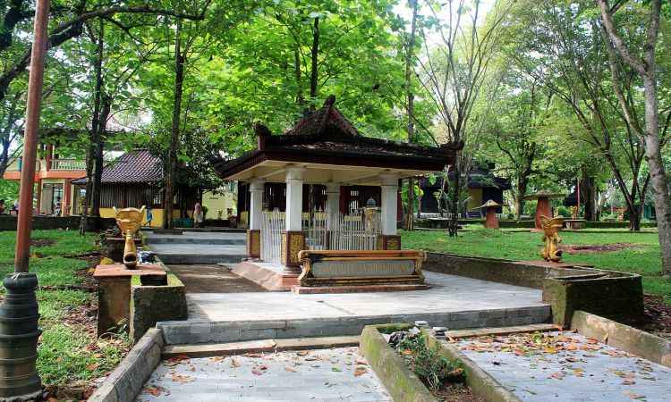 Obyek Wisata Bukit Siguntang di Palembang via Wikipedia, 1. Obyek Wisata Jembatan Ampera dan Sungai Musi di Palembang, 2. Tempat Wisata Religi Masjid Cheng Hoo Palembang, 3. Obyek Wisata Bukit Siguntang di Palembang, 4. Tempat Wisata Sejarah Museum Sultan Mahmud Badaruddin II Palembang, 5. Tempat Wisata Sejarah Benteng Kuto Besak di Palembang, 6. Wisata Religi Masjid Agung Sultan Mahmud Badaruddin I Palembang, 7. Objek Wisata Gedung Kantor Walikota Palembang, 8. Tempat Wisata Keluarga Kembang Iwak Family Park di Palembang, 9. Tempat Wisata Alam Hutan Punti Kayu di Palembang, 10. Tempat Wisata Sejarah Taman Purbakala Kerajaan Sriwijaya di Palembang, 11. Tempat Wisata Kuliner Kampung Kapitan di Palembang, 12. Objek Wisata Monumen perjuangan rakyat Palembang, 13. Obyek Wisata Pulau Kemaro di Palembang, 14. Tempat Wisata Alam Air Terjun Lematang Indah , 15. Obyek Wisata Gunung Dempo, 16. Tempat Wisata Alam Air Terjun Bidadari di Lahat, 17. Obyek Wisata Alam Air Terjun Maung (Curup Maung), 18. Tempat Wisata Kuliner Terkenal Martabak HAR di Palembang, 19. Tempat Wisata Kuliner Pempek Candy di Palembang, 20. Tempat Wisata Kuliner Pempek SAGA di Palembang, 21. Arung Jeram Sungai Manna, 22. Waterboom OPI Jakabaring, 23. The Amanzi Waterpark CitraGrand City, 24. Fantasy Island Palembang, 25. Danau Ranau, 26. Kolam Renang Lumban Tirta, 27. Museum Negeri Balaputra Dewa, 28. Kampung Arab Palembang, 29. Rumah Rakit Sungai Musi, 30. Palembang Bird Park, 31. Pelabuhan Tanjung Api-Api, 32. Masjid Lawang Kidul, 33. Tangga 2001, 34. Tugu Belido, 35. Kopi Roda, 36. Bayt Al-Quran Raksasa, 37. Sungai Gerong, 38. Goa Putri, 39. Sekanak Sidewalk, 40. Danau OPI, 41. Museum Tekstil Palembang, 42. Waterpark Danau Tanah Mas, 43. Taman Pelangi, 44. Bukit Golf, 45. Klenteng Chandra Nadi, 46. G Art Studio, 47. Pulau Maspari, 48. Gelora Sriwijaya, 49. Warung Apung Sungai Musi, 50. Air Terjun Kematang Indah, 51. Kebun Teh Dempo