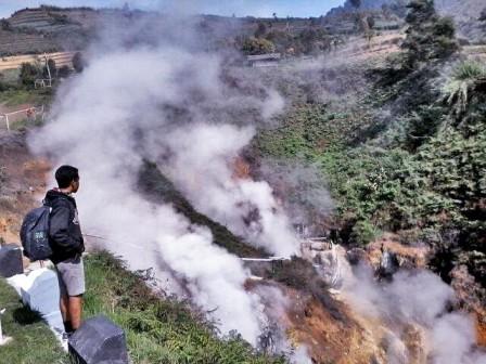 Obyek Wisata Kawah Candradimuka Dieng, 1. Obyek Wisata Alam Bukit Sikunir Dieng, 2. Tempat Wisata Telaga Pengilon Dieng, 3. Objek Wisata Telaga Merdada Dieng, 4. Pendakian Gunung Prau Dieng, 5. Obyek Wisata Candi Arjuna Dieng, 6. Liburan ke Dieng Plateau Theater, 7. Tempat Wisata Gardu Pandang Tieng, 8. Tempat Wisata Alam Batu Ratapan Angin di Dieng, 9. Objek Wisata Sumur Jalatunda di Dieng, 10. Obyek Wisata Kawah Sikidang di Dieng, 11. Tempat Wisata Alam Telaga Warna di Dieng, 12. Tempat Wisata Telaga Cebong di Dieng, 13. Obyek Wisata Candi Bima di Dieng, 14. Obyek Wisata Kawah Candradimuka Dieng, 15. Obyek Wisata Kawah Sileri Dieng, 16. Tempat Wisata Museum Kailasa di Dieng, 17. Tempat Wisata Kuliner di Dieng, 18. Obyek Wisata Gua Semar Dieng, 19. Tempat Bermain di Mata air Sungai Serayu Dieng, 20. Arung Jeram di Dieng, 21. Telaga Menjer, 22. Savana Pangonan, 23. Telaga Dringo, 24. Petak 9 Dieng