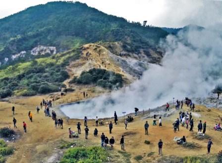Obyek Wisata Kawah Sikidang di Dieng, 1. Obyek Wisata Alam Bukit Sikunir Dieng, 2. Tempat Wisata Telaga Pengilon Dieng, 3. Objek Wisata Telaga Merdada Dieng, 4. Pendakian Gunung Prau Dieng, 5. Obyek Wisata Candi Arjuna Dieng, 6. Liburan ke Dieng Plateau Theater, 7. Tempat Wisata Gardu Pandang Tieng, 8. Tempat Wisata Alam Batu Ratapan Angin di Dieng, 9. Objek Wisata Sumur Jalatunda di Dieng, 10. Obyek Wisata Kawah Sikidang di Dieng, 11. Tempat Wisata Alam Telaga Warna di Dieng, 12. Tempat Wisata Telaga Cebong di Dieng, 13. Obyek Wisata Candi Bima di Dieng, 14. Obyek Wisata Kawah Candradimuka Dieng, 15. Obyek Wisata Kawah Sileri Dieng, 16. Tempat Wisata Museum Kailasa di Dieng, 17. Tempat Wisata Kuliner di Dieng, 18. Obyek Wisata Gua Semar Dieng, 19. Tempat Bermain di Mata air Sungai Serayu Dieng, 20. Arung Jeram di Dieng, 21. Telaga Menjer, 22. Savana Pangonan, 23. Telaga Dringo, 24. Petak 9 Dieng