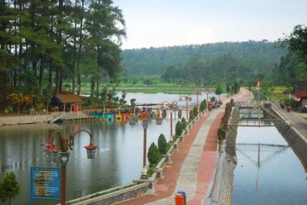 Obyek Wisata Keluarga Situ Wanayasa Purwakarta, 1. Air Terjun Curug Cipurut, 2. Situ Wanayasa Purwakarta, 3. Waduk Jatiluhur, 4. Wisata Taman Air Mancur Sribaduga Situ Buleud, 5. Obyek Wisata keluarga Waduk Cirata, 6. Jatiluhur Water World, 7. Wisata Alam Sumber Air panas Ciracas, 8. Wisata Giri Tirta Kahuripan, 9. Sentra Pembuatan Keramik Plered, 10. Wisata Desa Sajuta Batu, 11. Wisata KulinerSate Maranggi, 12. Gedung Negara dan Gedung Karesidenan, 13. Obyek Wisata Goa Jepang, 14. Goa Belanda, 15. Kampung Panenjoan, 16. Skylodge Padjadjaran Anyar, 17. Taman Batu Cijanun, 18. Saung Manglid, 19. Sungai Cidomas, 20. Cikao Waterpark, 21. Urban Farming, 22. Gunung Lembu, 23. Kampung Sadang, 24. Bukit Katumbiri, 25. Pasir Langlang Panyawangan, 26. Museum Galeri Wayang, 27. Bale Panyawangan Diorama Nusantara & Bale Panyawangan Diorama Purwakarta, 28. Green Valley Waterpark, 29. Kuburan Kereta Api Stasiun Purwakarta, 30. Gunung Bongkok, 31. Gunung Parang, 32. Kampung Wisata Tajur, 33. Curug Tilu, 34. Kuya Maranggi Waterpark, 35. Hidden Valley Hills, 36. Tebing Boyer, 37. Tanjakan Cinta, 38. Parang Gombong, 39. Wanakula Camp, 40. Bale Indung Rahayu, 41. Curug Suhada, 42. Curug Cisomang, 43. The Colorville at Alam Sari Wates