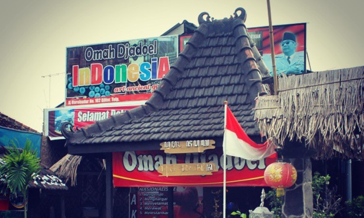 Omah Djadoel via IG @yenikatika, 1. Kampung Coklat, 2. Taman Kebon Rojo, 3. Pantai Tambakrejo, 4. Pantai Pangi, 5. Perkebunan Teh Sirah Kencong, 6. Pantai Serang, 7. Blitar Park, 8. Petilasan Rambut Monte, 9. Candi Penataran, 10. Pantai Peh Pulo, 11. Goa Embultuk, 12. Candi Gambar Wetan, 13. Situs Arca Warak, 14. Candi Kotes, 15. Candi Sawentar, 16. Makam Bung Karno, 17. Istana Gebang, 18. Water Park Sumberudel, 19. Desa Wisata Semen, 20. Wisata Sejarah Monumen Trisula, 21. Penangkaran Rusa Maliran, 22. Agrowisata Karangsari Blitar, 23. Gunung Butak, 24. Pantai Gondo Mayit, 25. Air Terjun Coban Wilis, 26. Air Terjun Sirah Kencong, 27. Air Terjun Grenjeng, 28. Air Terjun Jurug Bening , 29. Objek Wisata Alam Pacuh, 30. Pantai Umbul Waru, 31. Curug dan Kedung Badrun, 32. Air Terjun Lawean, 33. Pantai Jolosutro, 34. Arung Jeram Soko Adventure Blitar, 35. Goa Maria Sendang Rejo, 36. Gardu Pandang Perkebunan Gambar, 37. Omah Djadoel, 38. Gunung Kelud, 39. Air Terjun Kedung Entong, 40.  Air Terjun Tirto Galuh, 41. Taman Jurug Goa Luweng Prodo, 42. Bukit Teletubies Blitar, 43. Hutan Pinus Gogoniti, 44. Kampung Afrika Blitar, 45. Gunung Butak, 46. Pantai Pasur, 47. Pantai Serit, 48. Monumen PETA, 49. Wisata Alam Paco, 50. Bendungan Serut, 51. Arca Gamprang, 52. Candi Simping, 53. Jurug Moncar, 54. Candi Mleri, 55. Candi Kalicilik, 56. Alun-alun Blitar, 57. Blitar Green Park, 58. Taman Pecut, 59. Fish Garden Blitar, 60. Kaloka Lodoyo, 61. Pemandian Sumur Amber Kandangan, 62. Bendungan Wlingi Raya, 63. Taman Idaman Hati Wlingi Blitar, 64. Villa Puncak Pesanggrahan Tambakrejo