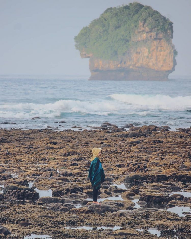Pantai Bangsong via IG @meikasantoso, 1. Wisata Pantai Batu Bengkung Malang, 2. Wisata Batu Night Spectacular (BNS) Malang, 3. Wisata Jatim Park 1, 4. Wahana Wisata Jatim Park 2 Malang, 5. Alun-alun kota Malang, 6. Wisata Petik Apel Malang, 7. Masjid Tiban Malang, 8. Wisata Alam Air Terjun Coban Rondo Malang, 9. Wahana Wisata Eco Green Park Malang, 10. Wisata Museum Angkut Malang, 11. Wisata Pulau Sempu Malang, 12. Wisata Pantai Balekambang Malang, 13. Objek Wisata Bendungan Karangkates Malang, 14. Wahana Wisata Wendit Water Park Malang, 15. Tempat wisata Alam Selecta Malang, 16. Objek Wisata Agrowisata Wonosari Malang, 17. Wahana Wisata Taman Rekreasi Sengkaling Malang, 18. Wisata Kuliner dan Edukasi di Inggil Museum Resto Malang, 19. Wisata Alam Menikmati Kecantikan Alam Ala Omah kayu Malang, 20. Objek Wisata Uji Adrenalin Wisata Paralayang Malang, 21. Wisata Alam 7 Air Terjun Sumber Pitu Malang, 22. Berwisata Menikmati Keperawanan Pantai Sipelot Malang, 23. Tempat Wisata Edukasi Museum Kesehatan Jiwa Malang, 24. Wisata Alam Sumber Air Krabyakan Malang, 25. Wisata Pantai Ngliyep nan Indah di Malang, 26. Wisata Sejarah di Museum D’Topeng Malang, 27. Objek Wisata Panen Madu di Agro Tawon Rimba Raya Malang, 28. Wisata Sejarah Gerbong Maut di Museum Brawijaya Malang, 29. Wisata Edukasi Museum Malang Tempo Doeloe, 30. Objek Wisata Pemandian Air Panas Cangar Batu Malang, 31. Objek Wisata Secret zoo Kebun Binatang Batu Malang, 32. Tempat Wisata Kuliner Es Krim Legendaris di Toko Oen Malang, 33. Mata Air Sumber Sirah, 34. Coban Nirwana atau Coban Mbok Karimah, 35. Pemandian Kalireco Lawang, 36. Teluk Bidadari, 37. Banyu Anjlok, 38. Wisata Tubing Wringinanom, 39. Coban Tundo, 40. Pantai Kedung Celeng, 41. Air Terjun Coban Pelangi, 42. Gua Lo Bangi, 43. Ndayung Rafting, 44. Waduk Selorejo Malang, 45. Pantai Tiga Warna Malang, 46. Teluk Kletekan Malang, 47. Pantai Lenggoksono Malang, 48. Pantai Bajul Mati Malang, 49. Jawa Timur Park 3, 50. Kampung Warna Warni Jodipan, 51. Candi Badut, 51. Sumber Jenon, 52. Wisata Pujon Kidul, 53. Pantai Sendang Biru, 54. Hawai Waterpark, 55. Pura Luhur Giri Arjuno, 56. Museum Tubuh, 57. Kusuma Waterpark, 58. Candi Songgoriti, 59. Taman Singha Merjosari, 60. Taman Kelinci, 61. Candi Singosari, 62. Pura Luhur Giri Arjuno, 63. Masjid Agung Malang, 64. Masjid Annur Batu, 65. Coban Rais, 66. River Tubing di Sungai Amprong, 67. Sumber Maron, 68. Coban Jahe, 69. Coban Talun, 70. Coban Parang Tejo, 71. Coban Gintung, 72. Coban Sewu, 73. Coban Putri, 74. Rafting Kaliwatu, 75. Sumber Taman, 76. Bukit Bulu, 77. De Tjangkul Batu, 78. Taman Labirin Coban Rondo, 79. Bukit Binglis, 80. Bukit Cinta, 81. Bukit Bintang, 82. Bukit Teletubbies, 83. Bukit Asmoro, 84. Bukit Budug Asu, 85. Pantai Banyu Meneng, 86. Pantai Selok, 87. Pantai Sendiki, 88. Pantai Goa Cina, 89. Pantai Sendang Biru, 90. Pantai Watu Leter, 91. Pantai Wedi Awu, 92. Pantai Jonggring Saloko, 93. Pantai Wedi Putih, 94. Pantai Bangsong, 95. Pantai Teluk Asmoro, 96. Pantai Telok, 97. Pantai Parang Dowo, 98. Pantai Jolangkung, 99. Pantai Tomen