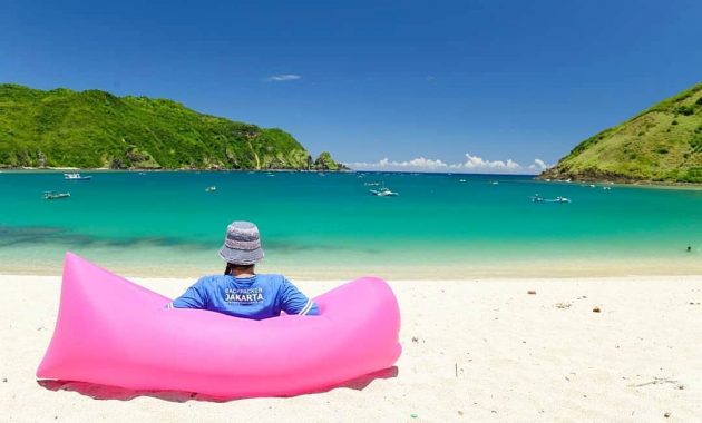 Pantai Mawun via IG @fabe_shinta, 1. Gunung Rinjani Lombok, 2. Wisata Pantai Kuta Lombok, 3. Wisata Desert Point (Bangko-Bangko) Lombok, 4. Gili Kondo, 5. Wisata Pantai Senggigi Lombok, 6. Wisata Gili Air, Gili Meno, dan Gili Trawangan di Lombok, 7. Pantai Tanjung Aan, 8.  Pantai Tanjung Bloam, 9. Tempat Wisata Pantai Selong Belanak Lombok, 10. Sade Village, 11. Pantai Sekotong , 12. Air Terjun Sandang Gile , 13. Gili Nanggu Lombok, 14. Objek Wisata Batu Bolong, 15. Objek Wisata Batu Layar , 16. Narmada Park, 17. Pink Beach Lombok, 18. Gili Lampu Lombok Timur, 19. Bukit Malimbu , 20. Gili Kedis, 21. Lingkoq Datu, Pantai Penyisok, 22. Bukit Pergasingan, 23. Pantai Semeti, 24. Air Terjun Mangku Sakti, 25. Air Terjun Benang Kelambu, 26. Air Terjun Tiu Kelep, 27. Tanjung Poki, 28. Pantai Nambung, 29. Taman Wisata Alam Gunung Tunak, Pemandangan Samudera di atas Bukit Hijau, 30. Rinjani Lodge, 31. Pantai Tebing, 32. Sumber Air Panas Aik Kalak, 33. Danau Segara Anak, 34. Pantai Mawun Lombok, 35. Pantai Seger, 36. Pantai Surga, 37. Tanjung Ringgit, 38. Gili Sulat dan Gili Lawang, 39. Pantai Sire, 40. Air Terjun Penimbungan: Surga Tersembunyi di Torean, 41. Jembatan Gantung Kuno: Peninggalan Jaman Penjajahan Belanda yang berumur 84 Tahun, 42. Taman Wisata Pusuk Sembalun: Mengagumi Pemandangan Gunung Rinjani yang Megah, 43. Pantai Setangi: Villa Hantu yang Mendebarkan, 44. Batu Payung, Tanjung Aan: Monumen Alam yang Berdiri Kokoh di Tepi Pantai, 45. Bau Nyale: Tempat Perayaan Festival Legendaris, 46. Desa Bayan Sasak: Menyelami Kehidupan 5000 tahun SM, 47. Ashtari Lounge and Kitchen: Menyantap Makanan di Puncak Bukit, 48. Artati Lombok Bungalow and Restaurant , 49. Bertenun Tradisional di Desa Sukarara, 50. Bask Nest: Menjelajahi Dunia Bawah Laut yang Artistik, 51. Gua Bangkang: Suasana Dramatis di Tepi Pantai