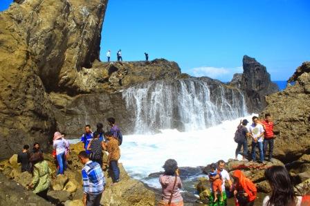Pantai Nambung Lombok, 1. Gunung Rinjani Lombok, 2. Wisata Pantai Kuta Lombok, 3. Wisata Desert Point (Bangko-Bangko) Lombok, 4. Gili Kondo, 5. Wisata Pantai Senggigi Lombok, 6. Wisata Gili Air, Gili Meno, dan Gili Trawangan di Lombok, 7. Pantai Tanjung Aan, 8.  Pantai Tanjung Bloam, 9. Tempat Wisata Pantai Selong Belanak Lombok, 10. Sade Village, 11. Pantai Sekotong , 12. Air Terjun Sandang Gile , 13. Gili Nanggu Lombok, 14. Objek Wisata Batu Bolong, 15. Objek Wisata Batu Layar , 16. Narmada Park, 17. Pink Beach Lombok, 18. Gili Lampu Lombok Timur, 19. Bukit Malimbu , 20. Gili Kedis, 21. Lingkoq Datu, Pantai Penyisok, 22. Bukit Pergasingan, 23. Pantai Semeti, 24. Air Terjun Mangku Sakti, 25. Air Terjun Benang Kelambu, 26. Air Terjun Tiu Kelep, 27. Tanjung Poki, 28. Pantai Nambung, 29. Taman Wisata Alam Gunung Tunak, Pemandangan Samudera di atas Bukit Hijau, 30. Rinjani Lodge, 31. Pantai Tebing, 32. Sumber Air Panas Aik Kalak, 33. Danau Segara Anak, 34. Pantai Mawun Lombok, 35. Pantai Seger, 36. Pantai Surga, 37. Tanjung Ringgit, 38. Gili Sulat dan Gili Lawang, 39. Pantai Sire, 40. Air Terjun Penimbungan: Surga Tersembunyi di Torean, 41. Jembatan Gantung Kuno: Peninggalan Jaman Penjajahan Belanda yang berumur 84 Tahun, 42. Taman Wisata Pusuk Sembalun: Mengagumi Pemandangan Gunung Rinjani yang Megah, 43. Pantai Setangi: Villa Hantu yang Mendebarkan, 44. Batu Payung, Tanjung Aan: Monumen Alam yang Berdiri Kokoh di Tepi Pantai, 45. Bau Nyale: Tempat Perayaan Festival Legendaris, 46. Desa Bayan Sasak: Menyelami Kehidupan 5000 tahun SM, 47. Ashtari Lounge and Kitchen: Menyantap Makanan di Puncak Bukit, 48. Artati Lombok Bungalow and Restaurant , 49. Bertenun Tradisional di Desa Sukarara, 50. Bask Nest: Menjelajahi Dunia Bawah Laut yang Artistik, 51. Gua Bangkang: Suasana Dramatis di Tepi Pantai