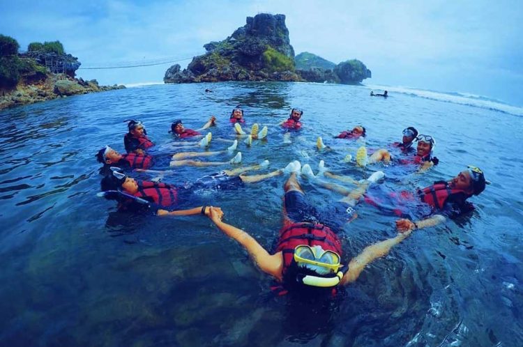 Pantai Nglambor, 1. Pantai Pulang Sawal, 2. Pantai Pok Tunggal, 3. Pantai Wedi Ombo, 4. Pantai Siung, 5. Pantai Kukup, 6. Pantai Sundak, 7. Pantai Baron, 8. Pantai Sepanjang, 9. Pantai Sadranan, 10. Pantai Ngobaran, 11. Pantai Parangtritis, 12. Pantai Nglambor, 13. Pantai Drini, 14. Pantai Wediombo, 15. Pantai Glagah, 16. Pantai Jogan, 17. Pantai Krakal, 18. Pantai Depok, 19. Pantai Ngrenehan, 20. Pantai Parangkusumo, 21. Pantai Timang, 22. Pantai Nguluran, 23. Pantai Watu Kodok, 24. Pantai Pandansari, 25. Pantai Kesirat, 26. Pantai Goa Cemara, 27. Pantai Pasir Kadilangu, 28. Pantai Sadeng, 29. Pantai Jungwok