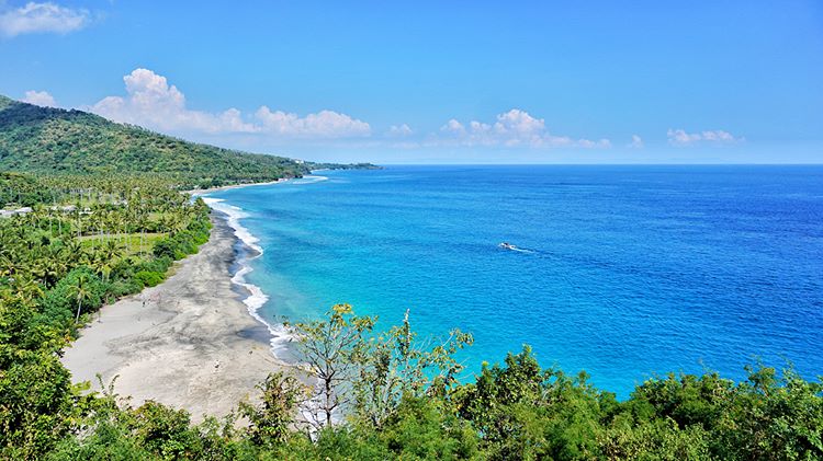 Pantai Setangi via IG @fanobrott, 1. Gunung Rinjani Lombok, 2. Wisata Pantai Kuta Lombok, 3. Wisata Desert Point (Bangko-Bangko) Lombok, 4. Gili Kondo, 5. Wisata Pantai Senggigi Lombok, 6. Wisata Gili Air, Gili Meno, dan Gili Trawangan di Lombok, 7. Pantai Tanjung Aan, 8.  Pantai Tanjung Bloam, 9. Tempat Wisata Pantai Selong Belanak Lombok, 10. Sade Village, 11. Pantai Sekotong , 12. Air Terjun Sandang Gile , 13. Gili Nanggu Lombok, 14. Objek Wisata Batu Bolong, 15. Objek Wisata Batu Layar , 16. Narmada Park, 17. Pink Beach Lombok, 18. Gili Lampu Lombok Timur, 19. Bukit Malimbu , 20. Gili Kedis, 21. Lingkoq Datu, Pantai Penyisok, 22. Bukit Pergasingan, 23. Pantai Semeti, 24. Air Terjun Mangku Sakti, 25. Air Terjun Benang Kelambu, 26. Air Terjun Tiu Kelep, 27. Tanjung Poki, 28. Pantai Nambung, 29. Taman Wisata Alam Gunung Tunak, Pemandangan Samudera di atas Bukit Hijau, 30. Rinjani Lodge, 31. Pantai Tebing, 32. Sumber Air Panas Aik Kalak, 33. Danau Segara Anak, 34. Pantai Mawun Lombok, 35. Pantai Seger, 36. Pantai Surga, 37. Tanjung Ringgit, 38. Gili Sulat dan Gili Lawang, 39. Pantai Sire, 40. Air Terjun Penimbungan: Surga Tersembunyi di Torean, 41. Jembatan Gantung Kuno: Peninggalan Jaman Penjajahan Belanda yang berumur 84 Tahun, 42. Taman Wisata Pusuk Sembalun: Mengagumi Pemandangan Gunung Rinjani yang Megah, 43. Pantai Setangi: Villa Hantu yang Mendebarkan, 44. Batu Payung, Tanjung Aan: Monumen Alam yang Berdiri Kokoh di Tepi Pantai, 45. Bau Nyale: Tempat Perayaan Festival Legendaris, 46. Desa Bayan Sasak: Menyelami Kehidupan 5000 tahun SM, 47. Ashtari Lounge and Kitchen: Menyantap Makanan di Puncak Bukit, 48. Artati Lombok Bungalow and Restaurant , 49. Bertenun Tradisional di Desa Sukarara, 50. Bask Nest: Menjelajahi Dunia Bawah Laut yang Artistik, 51. Gua Bangkang: Suasana Dramatis di Tepi Pantai