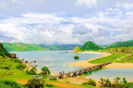 Pantai Seger, 1. Gunung Rinjani Lombok, 2. Wisata Pantai Kuta Lombok, 3. Wisata Desert Point (Bangko-Bangko) Lombok, 4. Gili Kondo, 5. Wisata Pantai Senggigi Lombok, 6. Wisata Gili Air, Gili Meno, dan Gili Trawangan di Lombok, 7. Pantai Tanjung Aan, 8.  Pantai Tanjung Bloam, 9. Tempat Wisata Pantai Selong Belanak Lombok, 10. Sade Village, 11. Pantai Sekotong , 12. Air Terjun Sandang Gile , 13. Gili Nanggu Lombok, 14. Objek Wisata Batu Bolong, 15. Objek Wisata Batu Layar , 16. Narmada Park, 17. Pink Beach Lombok, 18. Gili Lampu Lombok Timur, 19. Bukit Malimbu , 20. Gili Kedis, 21. Lingkoq Datu, Pantai Penyisok, 22. Bukit Pergasingan, 23. Pantai Semeti, 24. Air Terjun Mangku Sakti, 25. Air Terjun Benang Kelambu, 26. Air Terjun Tiu Kelep, 27. Tanjung Poki, 28. Pantai Nambung, 29. Taman Wisata Alam Gunung Tunak, Pemandangan Samudera di atas Bukit Hijau, 30. Rinjani Lodge, 31. Pantai Tebing, 32. Sumber Air Panas Aik Kalak, 33. Danau Segara Anak, 34. Pantai Mawun Lombok, 35. Pantai Seger, 36. Pantai Surga, 37. Tanjung Ringgit, 38. Gili Sulat dan Gili Lawang, 39. Pantai Sire, 40. Air Terjun Penimbungan: Surga Tersembunyi di Torean, 41. Jembatan Gantung Kuno: Peninggalan Jaman Penjajahan Belanda yang berumur 84 Tahun, 42. Taman Wisata Pusuk Sembalun: Mengagumi Pemandangan Gunung Rinjani yang Megah, 43. Pantai Setangi: Villa Hantu yang Mendebarkan, 44. Batu Payung, Tanjung Aan: Monumen Alam yang Berdiri Kokoh di Tepi Pantai, 45. Bau Nyale: Tempat Perayaan Festival Legendaris, 46. Desa Bayan Sasak: Menyelami Kehidupan 5000 tahun SM, 47. Ashtari Lounge and Kitchen: Menyantap Makanan di Puncak Bukit, 48. Artati Lombok Bungalow and Restaurant , 49. Bertenun Tradisional di Desa Sukarara, 50. Bask Nest: Menjelajahi Dunia Bawah Laut yang Artistik, 51. Gua Bangkang: Suasana Dramatis di Tepi Pantai