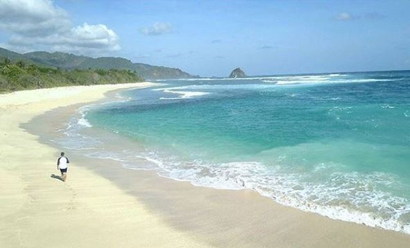 Pantai Sekotong Lombok via IG @soedibyo.jr_, 1. Gunung Rinjani Lombok, 2. Wisata Pantai Kuta Lombok, 3. Wisata Desert Point (Bangko-Bangko) Lombok, 4. Gili Kondo, 5. Wisata Pantai Senggigi Lombok, 6. Wisata Gili Air, Gili Meno, dan Gili Trawangan di Lombok, 7. Pantai Tanjung Aan, 8.  Pantai Tanjung Bloam, 9. Tempat Wisata Pantai Selong Belanak Lombok, 10. Sade Village, 11. Pantai Sekotong , 12. Air Terjun Sandang Gile , 13. Gili Nanggu Lombok, 14. Objek Wisata Batu Bolong, 15. Objek Wisata Batu Layar , 16. Narmada Park, 17. Pink Beach Lombok, 18. Gili Lampu Lombok Timur, 19. Bukit Malimbu , 20. Gili Kedis, 21. Lingkoq Datu, Pantai Penyisok, 22. Bukit Pergasingan, 23. Pantai Semeti, 24. Air Terjun Mangku Sakti, 25. Air Terjun Benang Kelambu, 26. Air Terjun Tiu Kelep, 27. Tanjung Poki, 28. Pantai Nambung, 29. Taman Wisata Alam Gunung Tunak, Pemandangan Samudera di atas Bukit Hijau, 30. Rinjani Lodge, 31. Pantai Tebing, 32. Sumber Air Panas Aik Kalak, 33. Danau Segara Anak, 34. Pantai Mawun Lombok, 35. Pantai Seger, 36. Pantai Surga, 37. Tanjung Ringgit, 38. Gili Sulat dan Gili Lawang, 39. Pantai Sire, 40. Air Terjun Penimbungan: Surga Tersembunyi di Torean, 41. Jembatan Gantung Kuno: Peninggalan Jaman Penjajahan Belanda yang berumur 84 Tahun, 42. Taman Wisata Pusuk Sembalun: Mengagumi Pemandangan Gunung Rinjani yang Megah, 43. Pantai Setangi: Villa Hantu yang Mendebarkan, 44. Batu Payung, Tanjung Aan: Monumen Alam yang Berdiri Kokoh di Tepi Pantai, 45. Bau Nyale: Tempat Perayaan Festival Legendaris, 46. Desa Bayan Sasak: Menyelami Kehidupan 5000 tahun SM, 47. Ashtari Lounge and Kitchen: Menyantap Makanan di Puncak Bukit, 48. Artati Lombok Bungalow and Restaurant , 49. Bertenun Tradisional di Desa Sukarara, 50. Bask Nest: Menjelajahi Dunia Bawah Laut yang Artistik, 51. Gua Bangkang: Suasana Dramatis di Tepi Pantai