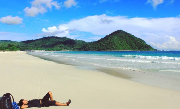 Pantai Selong Belanak via IG@gogo_gzli, 1. Gunung Rinjani Lombok, 2. Wisata Pantai Kuta Lombok, 3. Wisata Desert Point (Bangko-Bangko) Lombok, 4. Gili Kondo, 5. Wisata Pantai Senggigi Lombok, 6. Wisata Gili Air, Gili Meno, dan Gili Trawangan di Lombok, 7. Pantai Tanjung Aan, 8.  Pantai Tanjung Bloam, 9. Tempat Wisata Pantai Selong Belanak Lombok, 10. Sade Village, 11. Pantai Sekotong , 12. Air Terjun Sandang Gile , 13. Gili Nanggu Lombok, 14. Objek Wisata Batu Bolong, 15. Objek Wisata Batu Layar , 16. Narmada Park, 17. Pink Beach Lombok, 18. Gili Lampu Lombok Timur, 19. Bukit Malimbu , 20. Gili Kedis, 21. Lingkoq Datu, Pantai Penyisok, 22. Bukit Pergasingan, 23. Pantai Semeti, 24. Air Terjun Mangku Sakti, 25. Air Terjun Benang Kelambu, 26. Air Terjun Tiu Kelep, 27. Tanjung Poki, 28. Pantai Nambung, 29. Taman Wisata Alam Gunung Tunak, Pemandangan Samudera di atas Bukit Hijau, 30. Rinjani Lodge, 31. Pantai Tebing, 32. Sumber Air Panas Aik Kalak, 33. Danau Segara Anak, 34. Pantai Mawun Lombok, 35. Pantai Seger, 36. Pantai Surga, 37. Tanjung Ringgit, 38. Gili Sulat dan Gili Lawang, 39. Pantai Sire, 40. Air Terjun Penimbungan: Surga Tersembunyi di Torean, 41. Jembatan Gantung Kuno: Peninggalan Jaman Penjajahan Belanda yang berumur 84 Tahun, 42. Taman Wisata Pusuk Sembalun: Mengagumi Pemandangan Gunung Rinjani yang Megah, 43. Pantai Setangi: Villa Hantu yang Mendebarkan, 44. Batu Payung, Tanjung Aan: Monumen Alam yang Berdiri Kokoh di Tepi Pantai, 45. Bau Nyale: Tempat Perayaan Festival Legendaris, 46. Desa Bayan Sasak: Menyelami Kehidupan 5000 tahun SM, 47. Ashtari Lounge and Kitchen: Menyantap Makanan di Puncak Bukit, 48. Artati Lombok Bungalow and Restaurant , 49. Bertenun Tradisional di Desa Sukarara, 50. Bask Nest: Menjelajahi Dunia Bawah Laut yang Artistik, 51. Gua Bangkang: Suasana Dramatis di Tepi Pantai