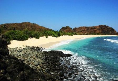 Pantai Semeti, 1. Gunung Rinjani Lombok, 2. Wisata Pantai Kuta Lombok, 3. Wisata Desert Point (Bangko-Bangko) Lombok, 4. Gili Kondo, 5. Wisata Pantai Senggigi Lombok, 6. Wisata Gili Air, Gili Meno, dan Gili Trawangan di Lombok, 7. Pantai Tanjung Aan, 8.  Pantai Tanjung Bloam, 9. Tempat Wisata Pantai Selong Belanak Lombok, 10. Sade Village, 11. Pantai Sekotong , 12. Air Terjun Sandang Gile , 13. Gili Nanggu Lombok, 14. Objek Wisata Batu Bolong, 15. Objek Wisata Batu Layar , 16. Narmada Park, 17. Pink Beach Lombok, 18. Gili Lampu Lombok Timur, 19. Bukit Malimbu , 20. Gili Kedis, 21. Lingkoq Datu, Pantai Penyisok, 22. Bukit Pergasingan, 23. Pantai Semeti, 24. Air Terjun Mangku Sakti, 25. Air Terjun Benang Kelambu, 26. Air Terjun Tiu Kelep, 27. Tanjung Poki, 28. Pantai Nambung, 29. Taman Wisata Alam Gunung Tunak, Pemandangan Samudera di atas Bukit Hijau, 30. Rinjani Lodge, 31. Pantai Tebing, 32. Sumber Air Panas Aik Kalak, 33. Danau Segara Anak, 34. Pantai Mawun Lombok, 35. Pantai Seger, 36. Pantai Surga, 37. Tanjung Ringgit, 38. Gili Sulat dan Gili Lawang, 39. Pantai Sire, 40. Air Terjun Penimbungan: Surga Tersembunyi di Torean, 41. Jembatan Gantung Kuno: Peninggalan Jaman Penjajahan Belanda yang berumur 84 Tahun, 42. Taman Wisata Pusuk Sembalun: Mengagumi Pemandangan Gunung Rinjani yang Megah, 43. Pantai Setangi: Villa Hantu yang Mendebarkan, 44. Batu Payung, Tanjung Aan: Monumen Alam yang Berdiri Kokoh di Tepi Pantai, 45. Bau Nyale: Tempat Perayaan Festival Legendaris, 46. Desa Bayan Sasak: Menyelami Kehidupan 5000 tahun SM, 47. Ashtari Lounge and Kitchen: Menyantap Makanan di Puncak Bukit, 48. Artati Lombok Bungalow and Restaurant , 49. Bertenun Tradisional di Desa Sukarara, 50. Bask Nest: Menjelajahi Dunia Bawah Laut yang Artistik, 51. Gua Bangkang: Suasana Dramatis di Tepi Pantai