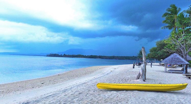 Pantai Sire via IG @laily_lanisy, 1. Gunung Rinjani Lombok, 2. Wisata Pantai Kuta Lombok, 3. Wisata Desert Point (Bangko-Bangko) Lombok, 4. Gili Kondo, 5. Wisata Pantai Senggigi Lombok, 6. Wisata Gili Air, Gili Meno, dan Gili Trawangan di Lombok, 7. Pantai Tanjung Aan, 8.  Pantai Tanjung Bloam, 9. Tempat Wisata Pantai Selong Belanak Lombok, 10. Sade Village, 11. Pantai Sekotong , 12. Air Terjun Sandang Gile , 13. Gili Nanggu Lombok, 14. Objek Wisata Batu Bolong, 15. Objek Wisata Batu Layar , 16. Narmada Park, 17. Pink Beach Lombok, 18. Gili Lampu Lombok Timur, 19. Bukit Malimbu , 20. Gili Kedis, 21. Lingkoq Datu, Pantai Penyisok, 22. Bukit Pergasingan, 23. Pantai Semeti, 24. Air Terjun Mangku Sakti, 25. Air Terjun Benang Kelambu, 26. Air Terjun Tiu Kelep, 27. Tanjung Poki, 28. Pantai Nambung, 29. Taman Wisata Alam Gunung Tunak, Pemandangan Samudera di atas Bukit Hijau, 30. Rinjani Lodge, 31. Pantai Tebing, 32. Sumber Air Panas Aik Kalak, 33. Danau Segara Anak, 34. Pantai Mawun Lombok, 35. Pantai Seger, 36. Pantai Surga, 37. Tanjung Ringgit, 38. Gili Sulat dan Gili Lawang, 39. Pantai Sire, 40. Air Terjun Penimbungan: Surga Tersembunyi di Torean, 41. Jembatan Gantung Kuno: Peninggalan Jaman Penjajahan Belanda yang berumur 84 Tahun, 42. Taman Wisata Pusuk Sembalun: Mengagumi Pemandangan Gunung Rinjani yang Megah, 43. Pantai Setangi: Villa Hantu yang Mendebarkan, 44. Batu Payung, Tanjung Aan: Monumen Alam yang Berdiri Kokoh di Tepi Pantai, 45. Bau Nyale: Tempat Perayaan Festival Legendaris, 46. Desa Bayan Sasak: Menyelami Kehidupan 5000 tahun SM, 47. Ashtari Lounge and Kitchen: Menyantap Makanan di Puncak Bukit, 48. Artati Lombok Bungalow and Restaurant , 49. Bertenun Tradisional di Desa Sukarara, 50. Bask Nest: Menjelajahi Dunia Bawah Laut yang Artistik, 51. Gua Bangkang: Suasana Dramatis di Tepi Pantai