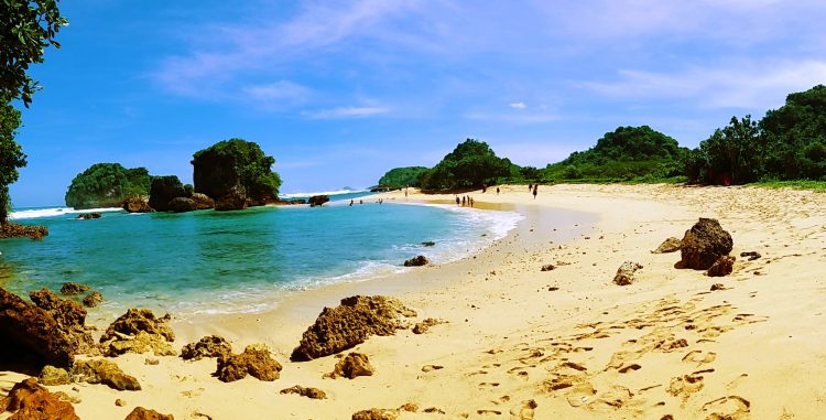 Pantai Watu Leter, 1. Wisata Pantai Batu Bengkung Malang, 2. Wisata Batu Night Spectacular (BNS) Malang, 3. Wisata Jatim Park 1, 4. Wahana Wisata Jatim Park 2 Malang, 5. Alun-alun kota Malang, 6. Wisata Petik Apel Malang, 7. Masjid Tiban Malang, 8. Wisata Alam Air Terjun Coban Rondo Malang, 9. Wahana Wisata Eco Green Park Malang, 10. Wisata Museum Angkut Malang, 11. Wisata Pulau Sempu Malang, 12. Wisata Pantai Balekambang Malang, 13. Objek Wisata Bendungan Karangkates Malang, 14. Wahana Wisata Wendit Water Park Malang, 15. Tempat wisata Alam Selecta Malang, 16. Objek Wisata Agrowisata Wonosari Malang, 17. Wahana Wisata Taman Rekreasi Sengkaling Malang, 18. Wisata Kuliner dan Edukasi di Inggil Museum Resto Malang, 19. Wisata Alam Menikmati Kecantikan Alam Ala Omah kayu Malang, 20. Objek Wisata Uji Adrenalin Wisata Paralayang Malang, 21. Wisata Alam 7 Air Terjun Sumber Pitu Malang, 22. Berwisata Menikmati Keperawanan Pantai Sipelot Malang, 23. Tempat Wisata Edukasi Museum Kesehatan Jiwa Malang, 24. Wisata Alam Sumber Air Krabyakan Malang, 25. Wisata Pantai Ngliyep nan Indah di Malang, 26. Wisata Sejarah di Museum D’Topeng Malang, 27. Objek Wisata Panen Madu di Agro Tawon Rimba Raya Malang, 28. Wisata Sejarah Gerbong Maut di Museum Brawijaya Malang, 29. Wisata Edukasi Museum Malang Tempo Doeloe, 30. Objek Wisata Pemandian Air Panas Cangar Batu Malang, 31. Objek Wisata Secret zoo Kebun Binatang Batu Malang, 32. Tempat Wisata Kuliner Es Krim Legendaris di Toko Oen Malang, 33. Mata Air Sumber Sirah, 34. Coban Nirwana atau Coban Mbok Karimah, 35. Pemandian Kalireco Lawang, 36. Teluk Bidadari, 37. Banyu Anjlok, 38. Wisata Tubing Wringinanom, 39. Coban Tundo, 40. Pantai Kedung Celeng, 41. Air Terjun Coban Pelangi, 42. Gua Lo Bangi, 43. Ndayung Rafting, 44. Waduk Selorejo Malang, 45. Pantai Tiga Warna Malang, 46. Teluk Kletekan Malang, 47. Pantai Lenggoksono Malang, 48. Pantai Bajul Mati Malang, 49. Jawa Timur Park 3, 50. Kampung Warna Warni Jodipan, 51. Candi Badut, 51. Sumber Jenon, 52. Wisata Pujon Kidul, 53. Pantai Sendang Biru, 54. Hawai Waterpark, 55. Pura Luhur Giri Arjuno, 56. Museum Tubuh, 57. Kusuma Waterpark, 58. Candi Songgoriti, 59. Taman Singha Merjosari, 60. Taman Kelinci, 61. Candi Singosari, 62. Pura Luhur Giri Arjuno, 63. Masjid Agung Malang, 64. Masjid Annur Batu, 65. Coban Rais, 66. River Tubing di Sungai Amprong, 67. Sumber Maron, 68. Coban Jahe, 69. Coban Talun, 70. Coban Parang Tejo, 71. Coban Gintung, 72. Coban Sewu, 73. Coban Putri, 74. Rafting Kaliwatu, 75. Sumber Taman, 76. Bukit Bulu, 77. De Tjangkul Batu, 78. Taman Labirin Coban Rondo, 79. Bukit Binglis, 80. Bukit Cinta, 81. Bukit Bintang, 82. Bukit Teletubbies, 83. Bukit Asmoro, 84. Bukit Budug Asu, 85. Pantai Banyu Meneng, 86. Pantai Selok, 87. Pantai Sendiki, 88. Pantai Goa Cina, 89. Pantai Sendang Biru, 90. Pantai Watu Leter, 91. Pantai Wedi Awu, 92. Pantai Jonggring Saloko, 93. Pantai Wedi Putih, 94. Pantai Bangsong, 95. Pantai Teluk Asmoro, 96. Pantai Telok, 97. Pantai Parang Dowo, 98. Pantai Jolangkung, 99. Pantai Tomen