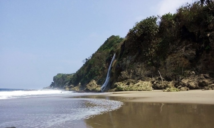 Pantai Umbul Waru via Travellersblitar, 1. Kampung Coklat, 2. Taman Kebon Rojo, 3. Pantai Tambakrejo, 4. Pantai Pangi, 5. Perkebunan Teh Sirah Kencong, 6. Pantai Serang, 7. Blitar Park, 8. Petilasan Rambut Monte, 9. Candi Penataran, 10. Pantai Peh Pulo, 11. Goa Embultuk, 12. Candi Gambar Wetan, 13. Situs Arca Warak, 14. Candi Kotes, 15. Candi Sawentar, 16. Makam Bung Karno, 17. Istana Gebang, 18. Water Park Sumberudel, 19. Desa Wisata Semen, 20. Wisata Sejarah Monumen Trisula, 21. Penangkaran Rusa Maliran, 22. Agrowisata Karangsari Blitar, 23. Gunung Butak, 24. Pantai Gondo Mayit, 25. Air Terjun Coban Wilis, 26. Air Terjun Sirah Kencong, 27. Air Terjun Grenjeng, 28. Air Terjun Jurug Bening , 29. Objek Wisata Alam Pacuh, 30. Pantai Umbul Waru, 31. Curug dan Kedung Badrun, 32. Air Terjun Lawean, 33. Pantai Jolosutro, 34. Arung Jeram Soko Adventure Blitar, 35. Goa Maria Sendang Rejo, 36. Gardu Pandang Perkebunan Gambar, 37. Omah Djadoel, 38. Gunung Kelud, 39. Air Terjun Kedung Entong, 40.  Air Terjun Tirto Galuh, 41. Taman Jurug Goa Luweng Prodo, 42. Bukit Teletubies Blitar, 43. Hutan Pinus Gogoniti, 44. Kampung Afrika Blitar, 45. Gunung Butak, 46. Pantai Pasur, 47. Pantai Serit, 48. Monumen PETA, 49. Wisata Alam Paco, 50. Bendungan Serut, 51. Arca Gamprang, 52. Candi Simping, 53. Jurug Moncar, 54. Candi Mleri, 55. Candi Kalicilik, 56. Alun-alun Blitar, 57. Blitar Green Park, 58. Taman Pecut, 59. Fish Garden Blitar, 60. Kaloka Lodoyo, 61. Pemandian Sumur Amber Kandangan, 62. Bendungan Wlingi Raya, 63. Taman Idaman Hati Wlingi Blitar, 64. Villa Puncak Pesanggrahan Tambakrejo