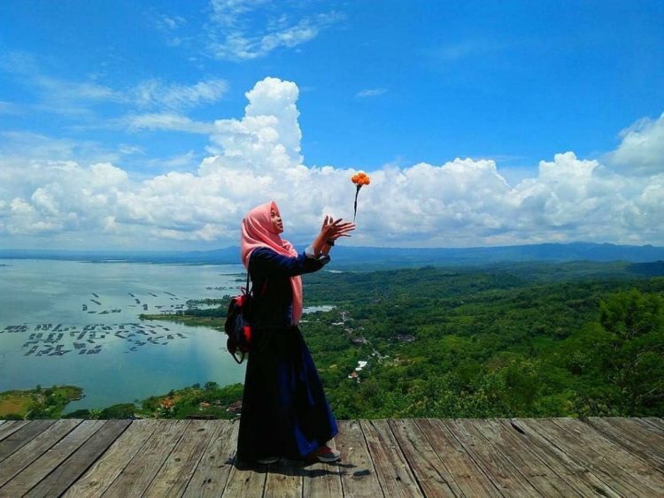 Panorama Gantole Wonogiri, 1. Grojogan Sewu Tawangmangu, 2. Pandawa Water World Solo Baru, 3. Taman Balekambang, 4. Keraton Surakarta, 5. Wisata Tugu Lilin di Solo , 6. Air Terjun Jumog, 7. Taman Sriwedari, 8. Kampoeng Batik Kauman, 9. Pasar Klewer, 10. Tempat Wisata di Solo – Museum Manusia Purba Sangiran, 11. Tempat Wisata di Solo – Pura Mangkunegaran, 12. Monumen Pers, 13. Galabo Solo, 14. Tempat Wisata di Solo – Kebun Binatang Taru Jurug, 15. Ngarsopuro Night Market Solo, 16. Alun-Alun Kidul Surakarta, 17. Tempat Wisata di Solo – Dalem Kalitan, 18. Tempat Wisata di Solo – Taman Cerdas, 19. Masjid Al-Wustho Mangkunegaran, 20. Bendungan Karet Tirtonadi, 21. The Heritage Palace, 22. Lokananta Recording Audio & Video Cassette, 23. Trans Studio Mini Solo, 24. Museum Batik Danar Hadi, 25. Loji Gandrung, 26. Museum Radya Pustaka, 27. Pasar Antik Triwindu, 28. Benteng Vastenburg Fort, 29. Agrowisata Amanah, Karanganyar, 30. Agrowisata Sondokoro, Karanganyar, 31. Bukit Hope, Karanganyar (Tutup), 32. Bumi Perkemahan Sekipan, Karanganyar, 33. Candi Cetho, Karanganyar, 34. Candi Sukuh, Karanganyar, 35. Edupark Intan Pari, Karanganyar, 36. Kebun Strawberry, Karanganyar, 37. Paralayang Segoro Gunung, Karanganyar, 38. Rumah Pohon Banyu Anyep (Tutup), 39. Taman Bintang Kemuning, Ngargoyoso, Karanganyar, 40. Telaga Madirda, Karanganyar, 41. Bukit Cumbri, Wonogiri, 42. Gantole Wonogiri, 43. Batu Seribu, Sukoharjo, 44. Bendungan Colo, Sukoharjo, 45. Gardu Pandang Bukit Batur Suroteleng, 46. Bukit Gancik, 47. Tretes Taman Tani (Tutup), 48. De Tjolomadoe, 49. Rumah Atsiri Indonesia, 50. Pantai Karang Payung, 51. Tumurun Private Museum, 52. River Moon Pusur, 53. Museum R Hamong Wardoyo, 54. Sepur Kluthuk Jaladara, 55. Koridor Singosaren, 56. Ndalem Gondosuli, 57. Grojogan Selondo, 58. Taman Hutan Rakyat Ngargoyoso, 59. Candi Plaosan, 60. Umbul Ponggok, 61. Umbul Cokro Tulung, 62. Omah Jungkir, 63. Telaga Biru, 64. Randubang, 65. Pasar Gede Hardjonagoro, 66. Solo Grand Mall, 67. Pusat Grosir Solo, 68. Taman Bunga Bono, Klaten, 69. Umbul Kapilaler, Klaten, 70. Bukit Gancik, Selo, Boyolali, 71. Lembah Gunung Madu, Boyolali, 72. Objek Wisata Tlatar, Boyolali, 73. Obyek Wisata Air Cokro, 74. Museum Samanhudi, 75. Air Terjun Parang Ijo, 76. Museum Keris, 77. Vihara Dhamma Sundara