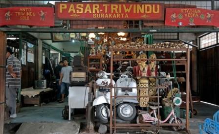 Pasar Antik Triwindu, 1. Grojogan Sewu Tawangmangu, 2. Pandawa Water World Solo Baru, 3. Taman Balekambang, 4. Keraton Surakarta, 5. Wisata Tugu Lilin di Solo , 6. Air Terjun Jumog, 7. Taman Sriwedari, 8. Kampoeng Batik Kauman, 9. Pasar Klewer, 10. Tempat Wisata di Solo – Museum Manusia Purba Sangiran, 11. Tempat Wisata di Solo – Pura Mangkunegaran, 12. Monumen Pers, 13. Galabo Solo, 14. Tempat Wisata di Solo – Kebun Binatang Taru Jurug, 15. Ngarsopuro Night Market Solo, 16. Alun-Alun Kidul Surakarta, 17. Tempat Wisata di Solo – Dalem Kalitan, 18. Tempat Wisata di Solo – Taman Cerdas, 19. Masjid Al-Wustho Mangkunegaran, 20. Bendungan Karet Tirtonadi, 21. The Heritage Palace, 22. Lokananta Recording Audio & Video Cassette, 23. Trans Studio Mini Solo, 24. Museum Batik Danar Hadi, 25. Loji Gandrung, 26. Museum Radya Pustaka, 27. Pasar Antik Triwindu, 28. Benteng Vastenburg Fort, 29. Agrowisata Amanah, Karanganyar, 30. Agrowisata Sondokoro, Karanganyar, 31. Bukit Hope, Karanganyar (Tutup), 32. Bumi Perkemahan Sekipan, Karanganyar, 33. Candi Cetho, Karanganyar, 34. Candi Sukuh, Karanganyar, 35. Edupark Intan Pari, Karanganyar, 36. Kebun Strawberry, Karanganyar, 37. Paralayang Segoro Gunung, Karanganyar, 38. Rumah Pohon Banyu Anyep (Tutup), 39. Taman Bintang Kemuning, Ngargoyoso, Karanganyar, 40. Telaga Madirda, Karanganyar, 41. Bukit Cumbri, Wonogiri, 42. Gantole Wonogiri, 43. Batu Seribu, Sukoharjo, 44. Bendungan Colo, Sukoharjo, 45. Gardu Pandang Bukit Batur Suroteleng, 46. Bukit Gancik, 47. Tretes Taman Tani (Tutup), 48. De Tjolomadoe, 49. Rumah Atsiri Indonesia, 50. Pantai Karang Payung, 51. Tumurun Private Museum, 52. River Moon Pusur, 53. Museum R Hamong Wardoyo, 54. Sepur Kluthuk Jaladara, 55. Koridor Singosaren, 56. Ndalem Gondosuli, 57. Grojogan Selondo, 58. Taman Hutan Rakyat Ngargoyoso, 59. Candi Plaosan, 60. Umbul Ponggok, 61. Umbul Cokro Tulung, 62. Omah Jungkir, 63. Telaga Biru, 64. Randubang, 65. Pasar Gede Hardjonagoro, 66. Solo Grand Mall, 67. Pusat Grosir Solo, 68. Taman Bunga Bono, Klaten, 69. Umbul Kapilaler, Klaten, 70. Bukit Gancik, Selo, Boyolali, 71. Lembah Gunung Madu, Boyolali, 72. Objek Wisata Tlatar, Boyolali, 73. Obyek Wisata Air Cokro, 74. Museum Samanhudi, 75. Air Terjun Parang Ijo, 76. Museum Keris, 77. Vihara Dhamma Sundara