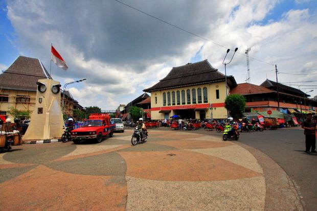 Pasar Gede Hardjonagoro via Kompasiana, 1. Grojogan Sewu Tawangmangu, 2. Pandawa Water World Solo Baru, 3. Taman Balekambang, 4. Keraton Surakarta, 5. Wisata Tugu Lilin di Solo , 6. Air Terjun Jumog, 7. Taman Sriwedari, 8. Kampoeng Batik Kauman, 9. Pasar Klewer, 10. Tempat Wisata di Solo – Museum Manusia Purba Sangiran, 11. Tempat Wisata di Solo – Pura Mangkunegaran, 12. Monumen Pers, 13. Galabo Solo, 14. Tempat Wisata di Solo – Kebun Binatang Taru Jurug, 15. Ngarsopuro Night Market Solo, 16. Alun-Alun Kidul Surakarta, 17. Tempat Wisata di Solo – Dalem Kalitan, 18. Tempat Wisata di Solo – Taman Cerdas, 19. Masjid Al-Wustho Mangkunegaran, 20. Bendungan Karet Tirtonadi, 21. The Heritage Palace, 22. Lokananta Recording Audio & Video Cassette, 23. Trans Studio Mini Solo, 24. Museum Batik Danar Hadi, 25. Loji Gandrung, 26. Museum Radya Pustaka, 27. Pasar Antik Triwindu, 28. Benteng Vastenburg Fort, 29. Agrowisata Amanah, Karanganyar, 30. Agrowisata Sondokoro, Karanganyar, 31. Bukit Hope, Karanganyar (Tutup), 32. Bumi Perkemahan Sekipan, Karanganyar, 33. Candi Cetho, Karanganyar, 34. Candi Sukuh, Karanganyar, 35. Edupark Intan Pari, Karanganyar, 36. Kebun Strawberry, Karanganyar, 37. Paralayang Segoro Gunung, Karanganyar, 38. Rumah Pohon Banyu Anyep (Tutup), 39. Taman Bintang Kemuning, Ngargoyoso, Karanganyar, 40. Telaga Madirda, Karanganyar, 41. Bukit Cumbri, Wonogiri, 42. Gantole Wonogiri, 43. Batu Seribu, Sukoharjo, 44. Bendungan Colo, Sukoharjo, 45. Gardu Pandang Bukit Batur Suroteleng, 46. Bukit Gancik, 47. Tretes Taman Tani (Tutup), 48. De Tjolomadoe, 49. Rumah Atsiri Indonesia, 50. Pantai Karang Payung, 51. Tumurun Private Museum, 52. River Moon Pusur, 53. Museum R Hamong Wardoyo, 54. Sepur Kluthuk Jaladara, 55. Koridor Singosaren, 56. Ndalem Gondosuli, 57. Grojogan Selondo, 58. Taman Hutan Rakyat Ngargoyoso, 59. Candi Plaosan, 60. Umbul Ponggok, 61. Umbul Cokro Tulung, 62. Omah Jungkir, 63. Telaga Biru, 64. Randubang, 65. Pasar Gede Hardjonagoro, 66. Solo Grand Mall, 67. Pusat Grosir Solo, 68. Taman Bunga Bono, Klaten, 69. Umbul Kapilaler, Klaten, 70. Bukit Gancik, Selo, Boyolali, 71. Lembah Gunung Madu, Boyolali, 72. Objek Wisata Tlatar, Boyolali, 73. Obyek Wisata Air Cokro, 74. Museum Samanhudi, 75. Air Terjun Parang Ijo, 76. Museum Keris, 77. Vihara Dhamma Sundara