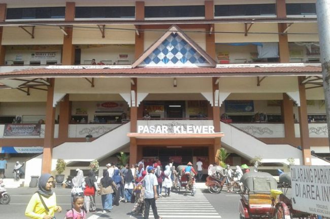 Pasar Klewer via Kompas, 1. Grojogan Sewu Tawangmangu, 2. Pandawa Water World Solo Baru, 3. Taman Balekambang, 4. Keraton Surakarta, 5. Wisata Tugu Lilin di Solo , 6. Air Terjun Jumog, 7. Taman Sriwedari, 8. Kampoeng Batik Kauman, 9. Pasar Klewer, 10. Tempat Wisata di Solo – Museum Manusia Purba Sangiran, 11. Tempat Wisata di Solo – Pura Mangkunegaran, 12. Monumen Pers, 13. Galabo Solo, 14. Tempat Wisata di Solo – Kebun Binatang Taru Jurug, 15. Ngarsopuro Night Market Solo, 16. Alun-Alun Kidul Surakarta, 17. Tempat Wisata di Solo – Dalem Kalitan, 18. Tempat Wisata di Solo – Taman Cerdas, 19. Masjid Al-Wustho Mangkunegaran, 20. Bendungan Karet Tirtonadi, 21. The Heritage Palace, 22. Lokananta Recording Audio & Video Cassette, 23. Trans Studio Mini Solo, 24. Museum Batik Danar Hadi, 25. Loji Gandrung, 26. Museum Radya Pustaka, 27. Pasar Antik Triwindu, 28. Benteng Vastenburg Fort, 29. Agrowisata Amanah, Karanganyar, 30. Agrowisata Sondokoro, Karanganyar, 31. Bukit Hope, Karanganyar (Tutup), 32. Bumi Perkemahan Sekipan, Karanganyar, 33. Candi Cetho, Karanganyar, 34. Candi Sukuh, Karanganyar, 35. Edupark Intan Pari, Karanganyar, 36. Kebun Strawberry, Karanganyar, 37. Paralayang Segoro Gunung, Karanganyar, 38. Rumah Pohon Banyu Anyep (Tutup), 39. Taman Bintang Kemuning, Ngargoyoso, Karanganyar, 40. Telaga Madirda, Karanganyar, 41. Bukit Cumbri, Wonogiri, 42. Gantole Wonogiri, 43. Batu Seribu, Sukoharjo, 44. Bendungan Colo, Sukoharjo, 45. Gardu Pandang Bukit Batur Suroteleng, 46. Bukit Gancik, 47. Tretes Taman Tani (Tutup), 48. De Tjolomadoe, 49. Rumah Atsiri Indonesia, 50. Pantai Karang Payung, 51. Tumurun Private Museum, 52. River Moon Pusur, 53. Museum R Hamong Wardoyo, 54. Sepur Kluthuk Jaladara, 55. Koridor Singosaren, 56. Ndalem Gondosuli, 57. Grojogan Selondo, 58. Taman Hutan Rakyat Ngargoyoso, 59. Candi Plaosan, 60. Umbul Ponggok, 61. Umbul Cokro Tulung, 62. Omah Jungkir, 63. Telaga Biru, 64. Randubang, 65. Pasar Gede Hardjonagoro, 66. Solo Grand Mall, 67. Pusat Grosir Solo, 68. Taman Bunga Bono, Klaten, 69. Umbul Kapilaler, Klaten, 70. Bukit Gancik, Selo, Boyolali, 71. Lembah Gunung Madu, Boyolali, 72. Objek Wisata Tlatar, Boyolali, 73. Obyek Wisata Air Cokro, 74. Museum Samanhudi, 75. Air Terjun Parang Ijo, 76. Museum Keris, 77. Vihara Dhamma Sundara