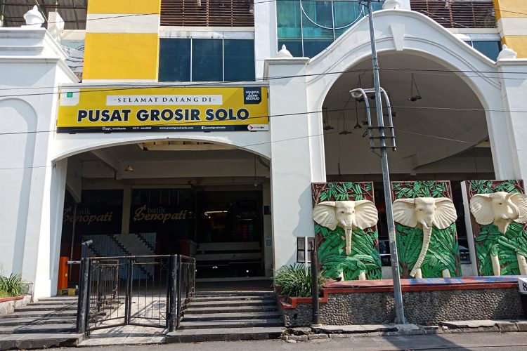 Pusat Grosir Solo via Surakartagoid, 1. Grojogan Sewu Tawangmangu, 2. Pandawa Water World Solo Baru, 3. Taman Balekambang, 4. Keraton Surakarta, 5. Wisata Tugu Lilin di Solo , 6. Air Terjun Jumog, 7. Taman Sriwedari, 8. Kampoeng Batik Kauman, 9. Pasar Klewer, 10. Tempat Wisata di Solo – Museum Manusia Purba Sangiran, 11. Tempat Wisata di Solo – Pura Mangkunegaran, 12. Monumen Pers, 13. Galabo Solo, 14. Tempat Wisata di Solo – Kebun Binatang Taru Jurug, 15. Ngarsopuro Night Market Solo, 16. Alun-Alun Kidul Surakarta, 17. Tempat Wisata di Solo – Dalem Kalitan, 18. Tempat Wisata di Solo – Taman Cerdas, 19. Masjid Al-Wustho Mangkunegaran, 20. Bendungan Karet Tirtonadi, 21. The Heritage Palace, 22. Lokananta Recording Audio & Video Cassette, 23. Trans Studio Mini Solo, 24. Museum Batik Danar Hadi, 25. Loji Gandrung, 26. Museum Radya Pustaka, 27. Pasar Antik Triwindu, 28. Benteng Vastenburg Fort, 29. Agrowisata Amanah, Karanganyar, 30. Agrowisata Sondokoro, Karanganyar, 31. Bukit Hope, Karanganyar (Tutup), 32. Bumi Perkemahan Sekipan, Karanganyar, 33. Candi Cetho, Karanganyar, 34. Candi Sukuh, Karanganyar, 35. Edupark Intan Pari, Karanganyar, 36. Kebun Strawberry, Karanganyar, 37. Paralayang Segoro Gunung, Karanganyar, 38. Rumah Pohon Banyu Anyep (Tutup), 39. Taman Bintang Kemuning, Ngargoyoso, Karanganyar, 40. Telaga Madirda, Karanganyar, 41. Bukit Cumbri, Wonogiri, 42. Gantole Wonogiri, 43. Batu Seribu, Sukoharjo, 44. Bendungan Colo, Sukoharjo, 45. Gardu Pandang Bukit Batur Suroteleng, 46. Bukit Gancik, 47. Tretes Taman Tani (Tutup), 48. De Tjolomadoe, 49. Rumah Atsiri Indonesia, 50. Pantai Karang Payung, 51. Tumurun Private Museum, 52. River Moon Pusur, 53. Museum R Hamong Wardoyo, 54. Sepur Kluthuk Jaladara, 55. Koridor Singosaren, 56. Ndalem Gondosuli, 57. Grojogan Selondo, 58. Taman Hutan Rakyat Ngargoyoso, 59. Candi Plaosan, 60. Umbul Ponggok, 61. Umbul Cokro Tulung, 62. Omah Jungkir, 63. Telaga Biru, 64. Randubang, 65. Pasar Gede Hardjonagoro, 66. Solo Grand Mall, 67. Pusat Grosir Solo, 68. Taman Bunga Bono, Klaten, 69. Umbul Kapilaler, Klaten, 70. Bukit Gancik, Selo, Boyolali, 71. Lembah Gunung Madu, Boyolali, 72. Objek Wisata Tlatar, Boyolali, 73. Obyek Wisata Air Cokro, 74. Museum Samanhudi, 75. Air Terjun Parang Ijo, 76. Museum Keris, 77. Vihara Dhamma Sundara