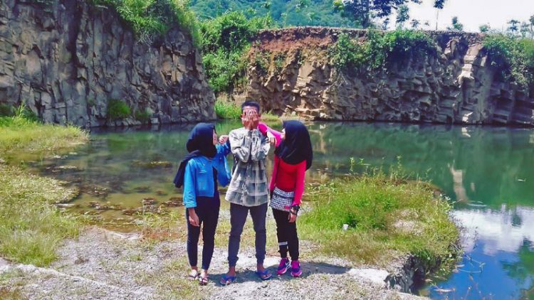 Randubang via iG @agdedhani, 1. Grojogan Sewu Tawangmangu, 2. Pandawa Water World Solo Baru, 3. Taman Balekambang, 4. Keraton Surakarta, 5. Wisata Tugu Lilin di Solo , 6. Air Terjun Jumog, 7. Taman Sriwedari, 8. Kampoeng Batik Kauman, 9. Pasar Klewer, 10. Tempat Wisata di Solo – Museum Manusia Purba Sangiran, 11. Tempat Wisata di Solo – Pura Mangkunegaran, 12. Monumen Pers, 13. Galabo Solo, 14. Tempat Wisata di Solo – Kebun Binatang Taru Jurug, 15. Ngarsopuro Night Market Solo, 16. Alun-Alun Kidul Surakarta, 17. Tempat Wisata di Solo – Dalem Kalitan, 18. Tempat Wisata di Solo – Taman Cerdas, 19. Masjid Al-Wustho Mangkunegaran, 20. Bendungan Karet Tirtonadi, 21. The Heritage Palace, 22. Lokananta Recording Audio & Video Cassette, 23. Trans Studio Mini Solo, 24. Museum Batik Danar Hadi, 25. Loji Gandrung, 26. Museum Radya Pustaka, 27. Pasar Antik Triwindu, 28. Benteng Vastenburg Fort, 29. Agrowisata Amanah, Karanganyar, 30. Agrowisata Sondokoro, Karanganyar, 31. Bukit Hope, Karanganyar (Tutup), 32. Bumi Perkemahan Sekipan, Karanganyar, 33. Candi Cetho, Karanganyar, 34. Candi Sukuh, Karanganyar, 35. Edupark Intan Pari, Karanganyar, 36. Kebun Strawberry, Karanganyar, 37. Paralayang Segoro Gunung, Karanganyar, 38. Rumah Pohon Banyu Anyep (Tutup), 39. Taman Bintang Kemuning, Ngargoyoso, Karanganyar, 40. Telaga Madirda, Karanganyar, 41. Bukit Cumbri, Wonogiri, 42. Gantole Wonogiri, 43. Batu Seribu, Sukoharjo, 44. Bendungan Colo, Sukoharjo, 45. Gardu Pandang Bukit Batur Suroteleng, 46. Bukit Gancik, 47. Tretes Taman Tani (Tutup), 48. De Tjolomadoe, 49. Rumah Atsiri Indonesia, 50. Pantai Karang Payung, 51. Tumurun Private Museum, 52. River Moon Pusur, 53. Museum R Hamong Wardoyo, 54. Sepur Kluthuk Jaladara, 55. Koridor Singosaren, 56. Ndalem Gondosuli, 57. Grojogan Selondo, 58. Taman Hutan Rakyat Ngargoyoso, 59. Candi Plaosan, 60. Umbul Ponggok, 61. Umbul Cokro Tulung, 62. Omah Jungkir, 63. Telaga Biru, 64. Randubang, 65. Pasar Gede Hardjonagoro, 66. Solo Grand Mall, 67. Pusat Grosir Solo, 68. Taman Bunga Bono, Klaten, 69. Umbul Kapilaler, Klaten, 70. Bukit Gancik, Selo, Boyolali, 71. Lembah Gunung Madu, Boyolali, 72. Objek Wisata Tlatar, Boyolali, 73. Obyek Wisata Air Cokro, 74. Museum Samanhudi, 75. Air Terjun Parang Ijo, 76. Museum Keris, 77. Vihara Dhamma Sundara