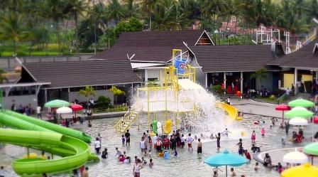 1. Wisata Gunung Papandayan , 2. Wisata Gunung Cikuray , 3. Wisata Gunung Guntur , 4. Tempat Wisata Situ Bagendit di Garut , 5. Wisata Situ dan Candi Cangkuang , 6. Wisata Pemandian Air Panas Cipanas, 7. Wisata Pemandian Air Panas Darajat , 8. Wisata Kawah Putih Talaga Bodas , 9. Wisata Arung Jeram Sungai Cimanuk , 10. Wisata Tebing Alam Batu Tumpang , 11. Wisata Pantai Santolo , 12. Wisata Pantai Sayang Heulang , 13. Wisata Pantai Rancabuaya , 14. Tempat Wisata Taman Satwa Cikembulan di Garut , 15. Wisata Curug Citiis , 16. Wisata Curug Orok , 17. Pantai Puncak Guha di Garut, 18. Wisata Pantai Cijeruk Indah, 19. Wisata Pantai Karang Paranje, 20. Kampung Sampireun, 21. Sabda Alam Cipanas, 22. Kawah Darajat Garut, 23. Curug Cimandi Racun, 24. Curug Sang Hyang Taraje, 25. Kebun Mawar Situhapa Garut, 26. Kawah Kamojang, 27. Pantai Cicalobak, 28. Pantai Taman Manalusu, 29. Perkebunan Teh Dayeuh Manggung, 30. Kolam Air Panas Cikarees, 31. Bukit Pilar Angin, 32. Leuweung Oko D’Great, 33. Leuwi Tonjong, 34. Bukit Palahlar, 35. Bukit Nangklak, 36. Pusat Konservasi Elang Kamojang, 37. Curug Cikawung, 38. Curug Cibadak, 39. Batu Patapaan, 40. Gunung Piramida Sadahurip, 41. Curug Nyogong, 42. Leuwi Korsi, 43. Leuwi Jurig, 44. Leuwi Jubleg, 45. Bukit Teletubbies Pasir Pogor, 46. Karacak Valley, 47. Cilopang Adventure Camp, 48. Papandayan Leisure Park, 49. River Tubing Cikaengan, 50. Curug Batu Nyusun, 51. Curug Ciarjuna, 52. Hutan Mati Gunung Papandayan