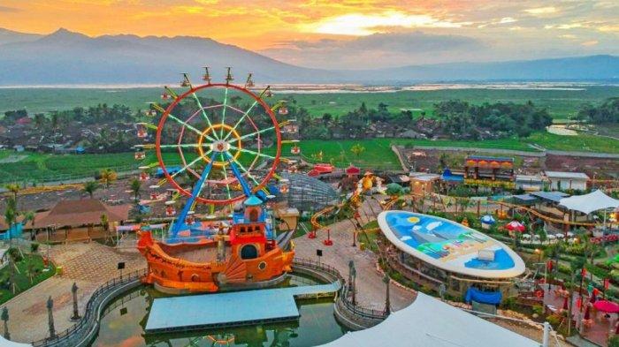 Saloka Theme Park via Tribunnews, 1. Museum Kereta Api Ambarawa, 2. Dusun Semilir, 3. Eling Bening, 4. Bukit cinta rawapening, 5. Saloka Theme Park, 6. Monumen Palagan Ambarawa, 7. Candi Gedong Songo, 8. Kampoeng Rawa, 9. Gua Maria Kerep Ambarawa, 10. Kampung Pelangi Bejalen, 11. Museum Isdiman, 12. Alun-alun Ambarawa
