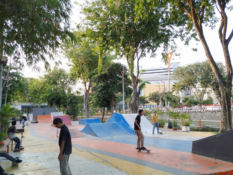 Skate & BMX Surabaya via Travelingyuk, 1. Wisata Monumen Pahlawan, 2. Wisata patung Buddha dengan Empat Wajah , 3. Wisata Jembatan Merah , 4. Wisata Monumen Kapal Selam di Surabaya, 5. Taman Harmoni Keputih, 6. Wisata Museum WR. Soepratman , 7. Wisata Kelenteng Hong Tiek Hian, 8. Wisata Jembatan Suramadu, 9. Wisata Rumah Batik, 10. Wisata Monumen Bambu Runcing , 11. Wisata Ciputra Waterpark (Tutup), 12. Wisata Kebun Binatang Surabaya , 13. Wisata Hutan Mangrove Wonorejo, 14. Wisata Pantai Kenjeran, 15. Wisata Pasar Bunga Bratang , 16. Wisata Masjid Nasional Al-Akbar di Surabaya, 17. Wisata Gereja Perawan Maria Tak Berdosa , 18. Wisata Taman Bungkul , 19. Wisata Taman Apsari , 20. Taman Dr. Soetomo (Taman Korea) , 21. Wisata Taman Mayangkara di Surabaya, 22. Wisata Taman Pelangi , 23. Wisata Taman Mundu , 24. Taman Buah Undaan di Surabaya, 25. Wisata Taman Prestasi di Surabaya, 26. Wisata House of Sampoerna , 27. Surabaya North Quay, 28. Taman Gantung Surabaya, 29. Monumen Suroboyo – Suroboyo Park, 30. Jembatan Biru Kenjeran Surabaya, 31. Food Junction Grand Pakuwon, 32. Skate & BMX Surabaya, 33. Waterpark Kenjeran – Ria Beach Kenjeran, 34. Arca Joko Dolog Surabaya, 35. Monumen Patung Gubernur Suryo, 36. Masjid Ampel Surabaya, 37. Perpustakaan Bank Indonesia, 38. Kebun Bibit Wonorejo, 39. Museum Kesehatan Dr. Adhyatma, 40. Jalan Kembang Jepun, 41. THR (Taman Hiburan Rakyat), 42. Masjid Muhammad Cheng Hoo, 43. Kebun Bibit Ngagel Jaya (Kebun Bibit Wonorejo 2), 44. Museum Surabaya (Gedung Siola), 45. Monumen Jalesveva Jayamahe, 45. Taman Kenjeran Surabaya, 46. Jalan Tunjungan Surabaya, 47. Kampung Bulak Surabaya, 48. Gereja Kepanjen, Surabaya, 49. Klenteng Sanggar Agung, 50. Taman Sakura Keputih, 51. Suroboyo Carnival Park (Tutup), 52. G Walk Surabaya, 53. Hutan Bambu Keputih, 54. De Mata Trick Eye Museum (Tutup), 55. Kebun Bibit Surabaya, 56. Taman Pertanian Terpadu Balas Klumprik, 57. Kota Tua Surabaya, 58. Taman Cahaya, 59. Surya Park