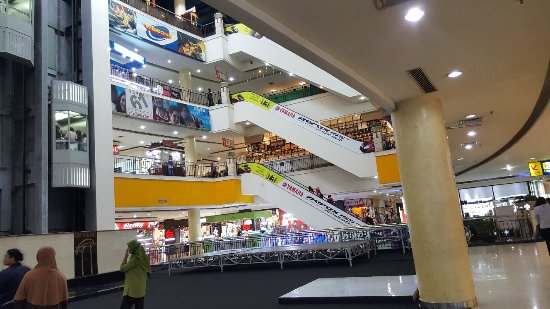 Solo Grand Mall via Tripadvisor, 1. Grojogan Sewu Tawangmangu, 2. Pandawa Water World Solo Baru, 3. Taman Balekambang, 4. Keraton Surakarta, 5. Wisata Tugu Lilin di Solo , 6. Air Terjun Jumog, 7. Taman Sriwedari, 8. Kampoeng Batik Kauman, 9. Pasar Klewer, 10. Tempat Wisata di Solo – Museum Manusia Purba Sangiran, 11. Tempat Wisata di Solo – Pura Mangkunegaran, 12. Monumen Pers, 13. Galabo Solo, 14. Tempat Wisata di Solo – Kebun Binatang Taru Jurug, 15. Ngarsopuro Night Market Solo, 16. Alun-Alun Kidul Surakarta, 17. Tempat Wisata di Solo – Dalem Kalitan, 18. Tempat Wisata di Solo – Taman Cerdas, 19. Masjid Al-Wustho Mangkunegaran, 20. Bendungan Karet Tirtonadi, 21. The Heritage Palace, 22. Lokananta Recording Audio & Video Cassette, 23. Trans Studio Mini Solo, 24. Museum Batik Danar Hadi, 25. Loji Gandrung, 26. Museum Radya Pustaka, 27. Pasar Antik Triwindu, 28. Benteng Vastenburg Fort, 29. Agrowisata Amanah, Karanganyar, 30. Agrowisata Sondokoro, Karanganyar, 31. Bukit Hope, Karanganyar (Tutup), 32. Bumi Perkemahan Sekipan, Karanganyar, 33. Candi Cetho, Karanganyar, 34. Candi Sukuh, Karanganyar, 35. Edupark Intan Pari, Karanganyar, 36. Kebun Strawberry, Karanganyar, 37. Paralayang Segoro Gunung, Karanganyar, 38. Rumah Pohon Banyu Anyep (Tutup), 39. Taman Bintang Kemuning, Ngargoyoso, Karanganyar, 40. Telaga Madirda, Karanganyar, 41. Bukit Cumbri, Wonogiri, 42. Gantole Wonogiri, 43. Batu Seribu, Sukoharjo, 44. Bendungan Colo, Sukoharjo, 45. Gardu Pandang Bukit Batur Suroteleng, 46. Bukit Gancik, 47. Tretes Taman Tani (Tutup), 48. De Tjolomadoe, 49. Rumah Atsiri Indonesia, 50. Pantai Karang Payung, 51. Tumurun Private Museum, 52. River Moon Pusur, 53. Museum R Hamong Wardoyo, 54. Sepur Kluthuk Jaladara, 55. Koridor Singosaren, 56. Ndalem Gondosuli, 57. Grojogan Selondo, 58. Taman Hutan Rakyat Ngargoyoso, 59. Candi Plaosan, 60. Umbul Ponggok, 61. Umbul Cokro Tulung, 62. Omah Jungkir, 63. Telaga Biru, 64. Randubang, 65. Pasar Gede Hardjonagoro, 66. Solo Grand Mall, 67. Pusat Grosir Solo, 68. Taman Bunga Bono, Klaten, 69. Umbul Kapilaler, Klaten, 70. Bukit Gancik, Selo, Boyolali, 71. Lembah Gunung Madu, Boyolali, 72. Objek Wisata Tlatar, Boyolali, 73. Obyek Wisata Air Cokro, 74. Museum Samanhudi, 75. Air Terjun Parang Ijo, 76. Museum Keris, 77. Vihara Dhamma Sundara