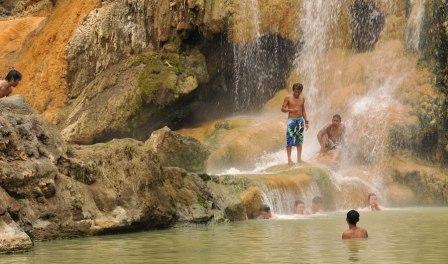 Sumber Air Panas Aik Kalak, 1. Gunung Rinjani Lombok, 2. Wisata Pantai Kuta Lombok, 3. Wisata Desert Point (Bangko-Bangko) Lombok, 4. Gili Kondo, 5. Wisata Pantai Senggigi Lombok, 6. Wisata Gili Air, Gili Meno, dan Gili Trawangan di Lombok, 7. Pantai Tanjung Aan, 8.  Pantai Tanjung Bloam, 9. Tempat Wisata Pantai Selong Belanak Lombok, 10. Sade Village, 11. Pantai Sekotong , 12. Air Terjun Sandang Gile , 13. Gili Nanggu Lombok, 14. Objek Wisata Batu Bolong, 15. Objek Wisata Batu Layar , 16. Narmada Park, 17. Pink Beach Lombok, 18. Gili Lampu Lombok Timur, 19. Bukit Malimbu , 20. Gili Kedis, 21. Lingkoq Datu, Pantai Penyisok, 22. Bukit Pergasingan, 23. Pantai Semeti, 24. Air Terjun Mangku Sakti, 25. Air Terjun Benang Kelambu, 26. Air Terjun Tiu Kelep, 27. Tanjung Poki, 28. Pantai Nambung, 29. Taman Wisata Alam Gunung Tunak, Pemandangan Samudera di atas Bukit Hijau, 30. Rinjani Lodge, 31. Pantai Tebing, 32. Sumber Air Panas Aik Kalak, 33. Danau Segara Anak, 34. Pantai Mawun Lombok, 35. Pantai Seger, 36. Pantai Surga, 37. Tanjung Ringgit, 38. Gili Sulat dan Gili Lawang, 39. Pantai Sire, 40. Air Terjun Penimbungan: Surga Tersembunyi di Torean, 41. Jembatan Gantung Kuno: Peninggalan Jaman Penjajahan Belanda yang berumur 84 Tahun, 42. Taman Wisata Pusuk Sembalun: Mengagumi Pemandangan Gunung Rinjani yang Megah, 43. Pantai Setangi: Villa Hantu yang Mendebarkan, 44. Batu Payung, Tanjung Aan: Monumen Alam yang Berdiri Kokoh di Tepi Pantai, 45. Bau Nyale: Tempat Perayaan Festival Legendaris, 46. Desa Bayan Sasak: Menyelami Kehidupan 5000 tahun SM, 47. Ashtari Lounge and Kitchen: Menyantap Makanan di Puncak Bukit, 48. Artati Lombok Bungalow and Restaurant , 49. Bertenun Tradisional di Desa Sukarara, 50. Bask Nest: Menjelajahi Dunia Bawah Laut yang Artistik, 51. Gua Bangkang: Suasana Dramatis di Tepi Pantai