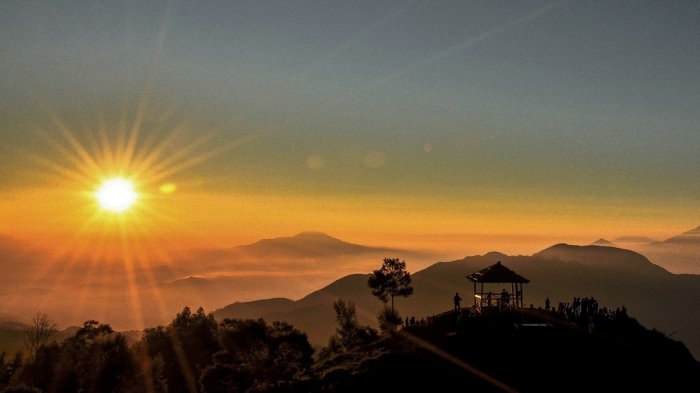Sunrise Bukit Sikunir Dieng via Tribun Travel, 1. Obyek Wisata Alam Bukit Sikunir Dieng, 2. Tempat Wisata Telaga Pengilon Dieng, 3. Objek Wisata Telaga Merdada Dieng, 4. Pendakian Gunung Prau Dieng, 5. Obyek Wisata Candi Arjuna Dieng, 6. Liburan ke Dieng Plateau Theater, 7. Tempat Wisata Gardu Pandang Tieng, 8. Tempat Wisata Alam Batu Ratapan Angin di Dieng, 9. Objek Wisata Sumur Jalatunda di Dieng, 10. Obyek Wisata Kawah Sikidang di Dieng, 11. Tempat Wisata Alam Telaga Warna di Dieng, 12. Tempat Wisata Telaga Cebong di Dieng, 13. Obyek Wisata Candi Bima di Dieng, 14. Obyek Wisata Kawah Candradimuka Dieng, 15. Obyek Wisata Kawah Sileri Dieng, 16. Tempat Wisata Museum Kailasa di Dieng, 17. Tempat Wisata Kuliner di Dieng, 18. Obyek Wisata Gua Semar Dieng, 19. Tempat Bermain di Mata air Sungai Serayu Dieng, 20. Arung Jeram di Dieng, 21. Telaga Menjer, 22. Savana Pangonan, 23. Telaga Dringo, 24. Petak 9 Dieng