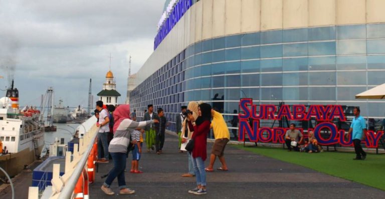 Surabaya North Quay, 1. Wisata Monumen Pahlawan, 2. Wisata patung Buddha dengan Empat Wajah , 3. Wisata Jembatan Merah , 4. Wisata Monumen Kapal Selam di Surabaya, 5. Taman Harmoni Keputih, 6. Wisata Museum WR. Soepratman , 7. Wisata Kelenteng Hong Tiek Hian, 8. Wisata Jembatan Suramadu, 9. Wisata Rumah Batik, 10. Wisata Monumen Bambu Runcing , 11. Wisata Ciputra Waterpark (Tutup), 12. Wisata Kebun Binatang Surabaya , 13. Wisata Hutan Mangrove Wonorejo, 14. Wisata Pantai Kenjeran, 15. Wisata Pasar Bunga Bratang , 16. Wisata Masjid Nasional Al-Akbar di Surabaya, 17. Wisata Gereja Perawan Maria Tak Berdosa , 18. Wisata Taman Bungkul , 19. Wisata Taman Apsari , 20. Taman Dr. Soetomo (Taman Korea) , 21. Wisata Taman Mayangkara di Surabaya, 22. Wisata Taman Pelangi , 23. Wisata Taman Mundu , 24. Taman Buah Undaan di Surabaya, 25. Wisata Taman Prestasi di Surabaya, 26. Wisata House of Sampoerna , 27. Surabaya North Quay, 28. Taman Gantung Surabaya, 29. Monumen Suroboyo – Suroboyo Park, 30. Jembatan Biru Kenjeran Surabaya, 31. Food Junction Grand Pakuwon, 32. Skate & BMX Surabaya, 33. Waterpark Kenjeran – Ria Beach Kenjeran, 34. Arca Joko Dolog Surabaya, 35. Monumen Patung Gubernur Suryo, 36. Masjid Ampel Surabaya, 37. Perpustakaan Bank Indonesia, 38. Kebun Bibit Wonorejo, 39. Museum Kesehatan Dr. Adhyatma, 40. Jalan Kembang Jepun, 41. THR (Taman Hiburan Rakyat), 42. Masjid Muhammad Cheng Hoo, 43. Kebun Bibit Ngagel Jaya (Kebun Bibit Wonorejo 2), 44. Museum Surabaya (Gedung Siola), 45. Monumen Jalesveva Jayamahe, 45. Taman Kenjeran Surabaya, 46. Jalan Tunjungan Surabaya, 47. Kampung Bulak Surabaya, 48. Gereja Kepanjen, Surabaya, 49. Klenteng Sanggar Agung, 50. Taman Sakura Keputih, 51. Suroboyo Carnival Park (Tutup), 52. G Walk Surabaya, 53. Hutan Bambu Keputih, 54. De Mata Trick Eye Museum (Tutup), 55. Kebun Bibit Surabaya, 56. Taman Pertanian Terpadu Balas Klumprik, 57. Kota Tua Surabaya, 58. Taman Cahaya, 59. Surya Park