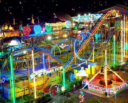 Suroboyo Carnival Park, 1. Alun – Alun Surabaya, 2. G-Walk, 4. Patung Sura dan Baya, 5. Pasar Malam Kodam Brawijaya, 6. Taman Pelangi, 7. Jembatan Suramadu, 8. Surabaya North Quay, 9. Food Festival Pakuwon City, 10. Patung Suro Boyo Skate &amp; BMX Park, 11. Taman Apsari, 12. Taman Bungkul, 13. Monumen Bambu Runcing, 14. Taman Prestasi Surabaya, 15. House of Sampoerna (Tutup Sementara), 16. Danau Angsa Pakuwon City, 17. Taman Kunang Kunang, 18. Kota Tua Surabaya, 19. Taman Mundu – Taman 10 Nopember, 20. Wisata Perahu Kalimas, 21. Taman Mayangkara, 22. Taman Surya, 23. Kya Kya Surabaya, 24. Taman Persahabatan Korea, 25. Taman Hiburan Rakyat, 26. Taman AIS Nasution Surabaya, 27. Suroboyo Carnival Park (Tutup), 28. Taman Sejarah, 29. Pagoda Tian Ti, 30. Taman Lanjut Usia