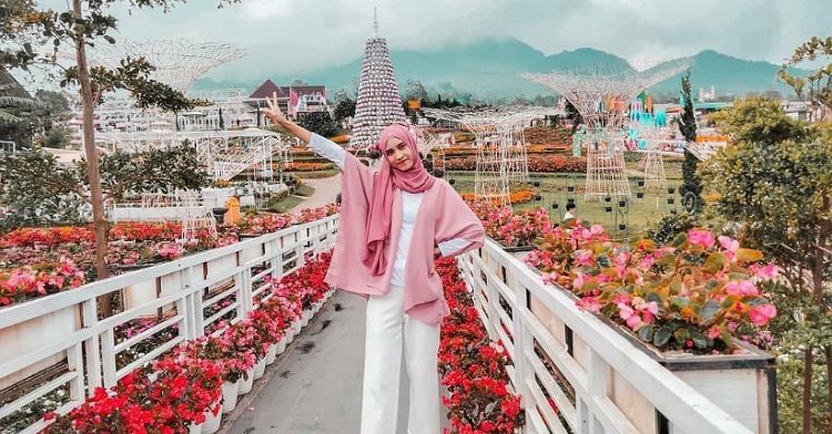 Taman Bunga Bandungan via iNews, 1. Wisata Pantai Maron, 2. Wisata Lawang Sewu di Semarang, 3. Kampoeng Wisata Taman Lele di Semarang, 4. Wisata Pantai Marina, 5. Wisata Pantai Tirang di Semarang, 6. Berwisata di Masjid Agung Jawa Tengah (MAJT), 7. Wisata Air Terjun Kali Pancur di Semarang, 8. Wisata Pagoda Buddhagaya Watugong di Semarang, 9. Taman Rekreasi Wonderia di Semarang, 10. Wisata Curug Benowo di Semarang, 11. Wisata Goa Kreo Semarang, 12. Wisata Sam Poo Kong, 13. Wisata Museum Ronggowarsito, 14. Berwisata ke Kota Lama Semarang, 15. Berwisata ke Komplek Pecinan Semarang, 16. Jalan Pahlawan Semarang, 17. Pasar Rakyat Simpang Lima, 18. Wisata Hutan Tinjomoyo di Semarang, 19. Wisata Kebun Binatang Mangkang di Semarang, 20. Wisata Tugu Muda, 21. Wisata Museum Mandala Bakti di Semarang, 22. Wisata Bukit Gombel di Semarang, 23. Wisata Water Blaster Bukit Candi Golf di Semarang, 24. Wisata Stasiun Tawang di Semarang, 25. Wisata ke Masjid Menara (Layur) di Semarang, 26. Wisata ke BSB (Bukit Semarang Baru), 27. Maerokoco Semarang, 28. Wisata Taman KB (wisata kuliner) di Semarang, 29. Wisata Brown Canyon, 29. Jalan Pandanaran (pusat jajanan semarang), 30. Wisata Keluarga New Bandungan Indah Waterpark, 31. Museum Muri di Semarang, 33. Candi Gedong Songo + Pemandian Air Panas, 34. Kebun Teh Medini di Semarang , 35. Air terjun + Pemandian Air Panas Gonoharjo, 36. Curug Lawe di Semarang, 37. Kebun Karet BSB di Semarang, 38. Wisata Gelora Jati Diri di Semarang, 39. Kebun Buah Boja, 40. Tempat Wisata Taman Unyil Ungaran, 41. Pemancingan Baron, 42. Umbul Sidomukti, 43. Lembah Kalipancur, 44. Waduk Diponegoro, 45. Saloka Theme Park, 46. Masjid Kapal Semarang, 47. Taman Bunga Bandungan, 48. Flower Farm Setiya Aji, 49. Kebun Durian Semarang, 50. Watu Gunung Ungaran, 51. Air Terjun Semirang, 52. Pura Agung Giri Natha, 53. Semarang Gallery, 54. Kampung Batik, 55. Kampung Tematik Jawi, 56. Kampoeng Kopi Banaran, 58. Taman Djamoe Indonesia, 59. Old City 3D Trick Art Museum, 60. Goa Rong View, 61. Jembatan Biru Ambarawa, 62. La Kana Chapel, 63. Gereja Blenduk, 64. Museum Satria, 65. Semarang Fair (PRPP), 66. Hutan Penggaron, 67. Hutan Mangrove, 68. Pasar Johar disaat Dugderan, 69. Wisata Kuliner Lumpia Semarang, 70. Pondok Kopi Sidomukti Ungaran, 71. Wisata Susan SPA Bandungan, 72. Jembatan Harapan, 73. Hutan Pinus, 74. Kamu Pecinta Sambal? Cobain ke Waroeng Kaligarong!