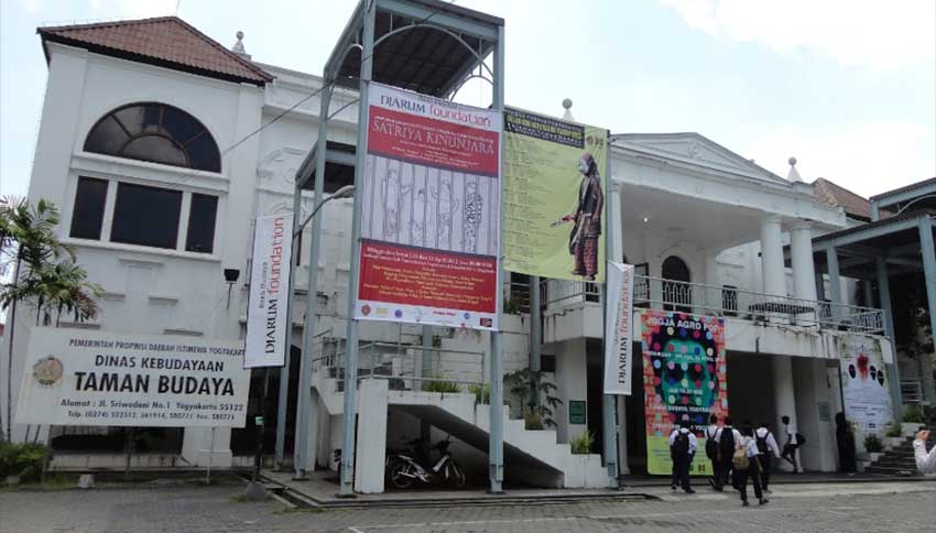 Taman Budaya Jogja, 1. Wisata Candi Prambanan, 2. Wisata Air Terjun Sri Gethuk, 3. Curug Indah Tegalrejo, 4. Pasar Beringharjo, 5. Sindu Kusuma Edupark (SKE), 6. Tugu Jogja, 7. Museum Benteng Vredeburg, 8. Taman Pintar Yogyakarta, 9. Gumuk Pasir Parangkusumo, 10. The Lost World Castle, 11. Wisata Istana Ratu Boko, 12. Pantai Pok Tunggal, 13. Pantai Parangtritis, 14. Pantai Baron, 15. Pantai Siung, 16. Pabrik Gula Madukismo, 17. Museum Mini Sisa Hartaku, 18. Museum Affandi, 19. Museum Sonobudoyo Siung, 20. Wisata Kotagede , 21. Keraton Ngayogyakarta Hadiningrat, 22. Kebun Binatang Gembira Loka, 23. Jalan Malioboro, 24. Kampung Wisata Taman Sari, 25. Hutan Pinus Mangunan, 26. Kebun Buah Mangunan Jogja, 27. Pantai Timang, 28. Wisata Goa Selarong, 29. Wisata Alam Kalibiru, 30. Cave Tubing di Goa Pindul, 31. Candi Sambisari, 32. Wisata Candi Plaosan, 33. “Cahaya Surga” di Gua Jomblang, 34. Bukit Parang Endog, 35. Bukit Bintang Jogja, 36. Pantai Indrayanti, 37. Pantai Jogan, 38. Pantai Sundak, 39. Pantai Krakal, 40. Goa Gelatik, 41. Cave Tubing Kalisuci, 42. Pantai Sadranan, 43. The World Landmarks Merapi Park, 44. Transmart Carrefour Maguwo, 45. Pantai Nglambor , 46. Jogja Bay Waterpark (Tutup Sementara), 47. Kebun Teh Nglinggo Jogja, 48. Tebing Breksi, 49. Wisata Hutan Mangrove Wana Tirta, 50. Taman Nasional Gunung Merapi, 51. Jurang Tembelan, 52. Gunung Api Purba Nglanggeran, 53. Candi Ijo D.I. Yogyakarta, 54. Alun-alun Kidul, Jogja, 55. Taman Pelangi Monjali, 56. Jalan Prawirotaman, 57. Titik Nol Yogyakarta, 58. Taman Budaya Yogyakarta, 59. Ekowisata Sungai Mudal, 60. Pojok Beteng, 61. HeHa Sky View, 62. HeHa Ocean View, 63. Tumpeng Menoreh, 64. Rumah Jembarati (Tutup), 65. Studio Alam Glampong, 66. Bukit Panguk Kediwung, 67. Curug Pulosari, 68. Seribu Batu Songgo Langit, 69. Embung Langensari, 70. Pantai Ngrawe (MESRA)