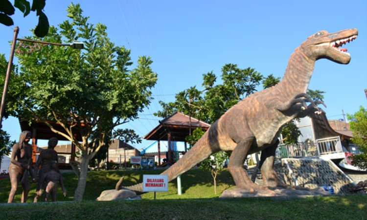 Taman Cerdas via Surakartagoid, 1. Grojogan Sewu Tawangmangu, 2. Pandawa Water World Solo Baru, 3. Taman Balekambang, 4. Keraton Surakarta, 5. Wisata Tugu Lilin di Solo , 6. Air Terjun Jumog, 7. Taman Sriwedari, 8. Kampoeng Batik Kauman, 9. Pasar Klewer, 10. Tempat Wisata di Solo – Museum Manusia Purba Sangiran, 11. Tempat Wisata di Solo – Pura Mangkunegaran, 12. Monumen Pers, 13. Galabo Solo, 14. Tempat Wisata di Solo – Kebun Binatang Taru Jurug, 15. Ngarsopuro Night Market Solo, 16. Alun-Alun Kidul Surakarta, 17. Tempat Wisata di Solo – Dalem Kalitan, 18. Tempat Wisata di Solo – Taman Cerdas, 19. Masjid Al-Wustho Mangkunegaran, 20. Bendungan Karet Tirtonadi, 21. The Heritage Palace, 22. Lokananta Recording Audio & Video Cassette, 23. Trans Studio Mini Solo, 24. Museum Batik Danar Hadi, 25. Loji Gandrung, 26. Museum Radya Pustaka, 27. Pasar Antik Triwindu, 28. Benteng Vastenburg Fort, 29. Agrowisata Amanah, Karanganyar, 30. Agrowisata Sondokoro, Karanganyar, 31. Bukit Hope, Karanganyar (Tutup), 32. Bumi Perkemahan Sekipan, Karanganyar, 33. Candi Cetho, Karanganyar, 34. Candi Sukuh, Karanganyar, 35. Edupark Intan Pari, Karanganyar, 36. Kebun Strawberry, Karanganyar, 37. Paralayang Segoro Gunung, Karanganyar, 38. Rumah Pohon Banyu Anyep (Tutup), 39. Taman Bintang Kemuning, Ngargoyoso, Karanganyar, 40. Telaga Madirda, Karanganyar, 41. Bukit Cumbri, Wonogiri, 42. Gantole Wonogiri, 43. Batu Seribu, Sukoharjo, 44. Bendungan Colo, Sukoharjo, 45. Gardu Pandang Bukit Batur Suroteleng, 46. Bukit Gancik, 47. Tretes Taman Tani (Tutup), 48. De Tjolomadoe, 49. Rumah Atsiri Indonesia, 50. Pantai Karang Payung, 51. Tumurun Private Museum, 52. River Moon Pusur, 53. Museum R Hamong Wardoyo, 54. Sepur Kluthuk Jaladara, 55. Koridor Singosaren, 56. Ndalem Gondosuli, 57. Grojogan Selondo, 58. Taman Hutan Rakyat Ngargoyoso, 59. Candi Plaosan, 60. Umbul Ponggok, 61. Umbul Cokro Tulung, 62. Omah Jungkir, 63. Telaga Biru, 64. Randubang, 65. Pasar Gede Hardjonagoro, 66. Solo Grand Mall, 67. Pusat Grosir Solo, 68. Taman Bunga Bono, Klaten, 69. Umbul Kapilaler, Klaten, 70. Bukit Gancik, Selo, Boyolali, 71. Lembah Gunung Madu, Boyolali, 72. Objek Wisata Tlatar, Boyolali, 73. Obyek Wisata Air Cokro, 74. Museum Samanhudi, 75. Air Terjun Parang Ijo, 76. Museum Keris, 77. Vihara Dhamma Sundara