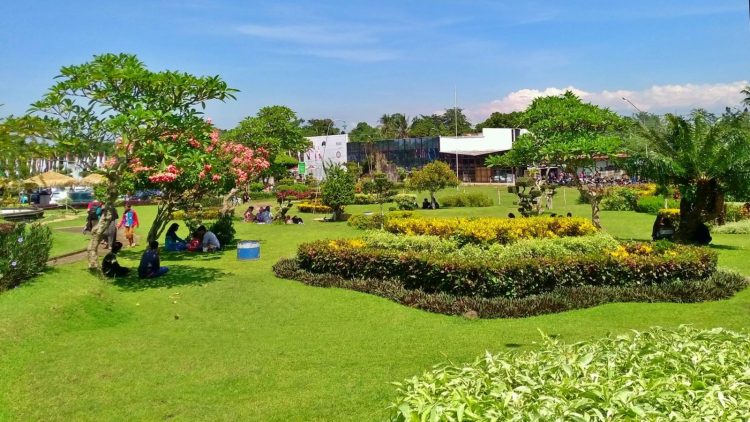 Taman Galaxy, 1. Tempat Wisata Pantai Pasir Putih Malikan (Papuma) Jember, 2. Tempat Wisata Pantai Watu Ulo Jember, 3. Tempat Wisata Keluarga Pantai Bandealit di Jember, 4. Tempat Wisata Pantai Puger di Jember, 5. Obyek Wisata Keluarga Tiara Waterpark di Jember, 6. Objek Wisata Keluarga Pemandian Kebon Agung di Jember, 7. Tempat Wisata Edukasi Taman Botani Jember, 8. Wahana Liburan Seru Waterboom Niagara di Jember, 9. Destinasi Wisata Populer Kawasan Puncak Rembangan di Jember, 10. Tempat Wisata Alam Air Terjun Tancak di Jember, 11. Tujuan Wisata Keluarga Pemandian Patemon di Jember, 12. Tempat Wisata Sejarah Situs Duplang di Jember, 13. Obyek Wisata Pantai Paseban di Jember, 14. Obyek Wisata Pemandian Rembangan di Jember, 15. Obyek Wisata Menarik Loko Lori di Jember, 16. Tempat Wisata Alam Air Terjun Antrokan di Jember, 17. Kafe Kolong di Jember, 18. Obyek Wisata Bedadung di Jember (Sudah Tutup), 19. Wisata ke Perkebunan Teh Gunung Gambir di Jember, 20. Obyek Wisata Pemandian Oleng Sibutong di jember, 21. Kimo Swimming Pool, 22. Air Terjun Manggisan, 23. Air Terjun Sumber Salak, 24. Pantai Payangan, 25. Pantai Rowo Cangak, 26. Pantai Teluk Love, 27. Agrowisata Tembakau, 28. Wisata Agro Glantangan, 29. Dira Park, 30. Agrowisata Mumbul Garden Jember, 31. Taman Nasional Meru Betiri, 32. Museum Tembakau Jember, 33. Pabrik Kopi Gumitir Jember, 34. Pulau Nusa Barong Jember, 35. Agrowisata Kopi dan Kakao, 36. Air Terjun Watu Ombo, 37. Air Terjun Lereng Raung, 38. Air Terjun Sumber Salak, 39. Taman Galaxy, 40. Bukit SJ 88, 41. Air Terjun Mandigu, 42. Goa Jepang