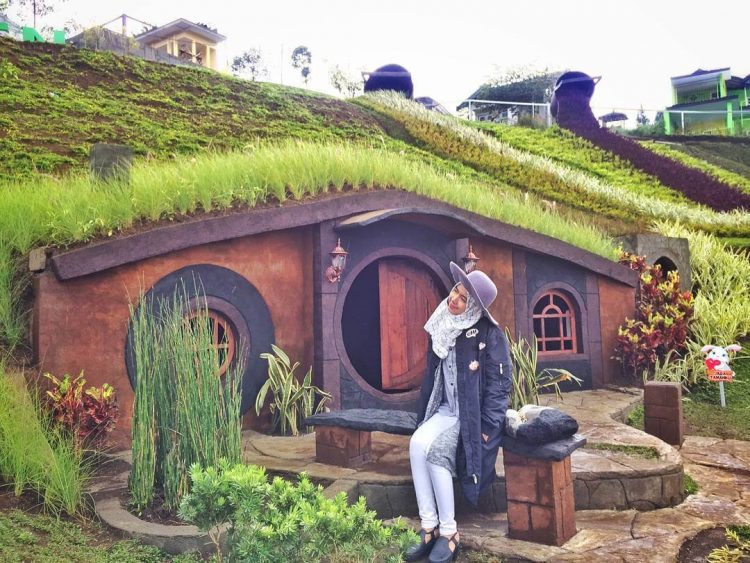 Taman Kelinci via Ig @lingkarmalang, 1. Wisata Pantai Batu Bengkung Malang, 2. Wisata Batu Night Spectacular (BNS) Malang, 3. Wisata Jatim Park 1, 4. Wahana Wisata Jatim Park 2 Malang, 5. Alun-alun kota Malang, 6. Wisata Petik Apel Malang, 7. Masjid Tiban Malang, 8. Wisata Alam Air Terjun Coban Rondo Malang, 9. Wahana Wisata Eco Green Park Malang, 10. Wisata Museum Angkut Malang, 11. Wisata Pulau Sempu Malang, 12. Wisata Pantai Balekambang Malang, 13. Objek Wisata Bendungan Karangkates Malang, 14. Wahana Wisata Wendit Water Park Malang, 15. Tempat wisata Alam Selecta Malang, 16. Objek Wisata Agrowisata Wonosari Malang, 17. Wahana Wisata Taman Rekreasi Sengkaling Malang, 18. Wisata Kuliner dan Edukasi di Inggil Museum Resto Malang, 19. Wisata Alam Menikmati Kecantikan Alam Ala Omah kayu Malang, 20. Objek Wisata Uji Adrenalin Wisata Paralayang Malang, 21. Wisata Alam 7 Air Terjun Sumber Pitu Malang, 22. Berwisata Menikmati Keperawanan Pantai Sipelot Malang, 23. Tempat Wisata Edukasi Museum Kesehatan Jiwa Malang, 24. Wisata Alam Sumber Air Krabyakan Malang, 25. Wisata Pantai Ngliyep nan Indah di Malang, 26. Wisata Sejarah di Museum D’Topeng Malang, 27. Objek Wisata Panen Madu di Agro Tawon Rimba Raya Malang, 28. Wisata Sejarah Gerbong Maut di Museum Brawijaya Malang, 29. Wisata Edukasi Museum Malang Tempo Doeloe, 30. Objek Wisata Pemandian Air Panas Cangar Batu Malang, 31. Objek Wisata Secret zoo Kebun Binatang Batu Malang, 32. Tempat Wisata Kuliner Es Krim Legendaris di Toko Oen Malang, 33. Mata Air Sumber Sirah, 34. Coban Nirwana atau Coban Mbok Karimah, 35. Pemandian Kalireco Lawang, 36. Teluk Bidadari, 37. Banyu Anjlok, 38. Wisata Tubing Wringinanom, 39. Coban Tundo, 40. Pantai Kedung Celeng, 41. Air Terjun Coban Pelangi, 42. Gua Lo Bangi, 43. Ndayung Rafting, 44. Waduk Selorejo Malang, 45. Pantai Tiga Warna Malang, 46. Teluk Kletekan Malang, 47. Pantai Lenggoksono Malang, 48. Pantai Bajul Mati Malang, 49. Jawa Timur Park 3, 50. Kampung Warna Warni Jodipan, 51. Candi Badut, 51. Sumber Jenon, 52. Wisata Pujon Kidul, 53. Pantai Sendang Biru, 54. Hawai Waterpark, 55. Pura Luhur Giri Arjuno, 56. Museum Tubuh, 57. Kusuma Waterpark, 58. Candi Songgoriti, 59. Taman Singha Merjosari, 60. Taman Kelinci, 61. Candi Singosari, 62. Pura Luhur Giri Arjuno, 63. Masjid Agung Malang, 64. Masjid Annur Batu, 65. Coban Rais, 66. River Tubing di Sungai Amprong, 67. Sumber Maron, 68. Coban Jahe, 69. Coban Talun, 70. Coban Parang Tejo, 71. Coban Gintung, 72. Coban Sewu, 73. Coban Putri, 74. Rafting Kaliwatu, 75. Sumber Taman, 76. Bukit Bulu, 77. De Tjangkul Batu, 78. Taman Labirin Coban Rondo, 79. Bukit Binglis, 80. Bukit Cinta, 81. Bukit Bintang, 82. Bukit Teletubbies, 83. Bukit Asmoro, 84. Bukit Budug Asu, 85. Pantai Banyu Meneng, 86. Pantai Selok, 87. Pantai Sendiki, 88. Pantai Goa Cina, 89. Pantai Sendang Biru, 90. Pantai Watu Leter, 91. Pantai Wedi Awu, 92. Pantai Jonggring Saloko, 93. Pantai Wedi Putih, 94. Pantai Bangsong, 95. Pantai Teluk Asmoro, 96. Pantai Telok, 97. Pantai Parang Dowo, 98. Pantai Jolangkung, 99. Pantai Tomen