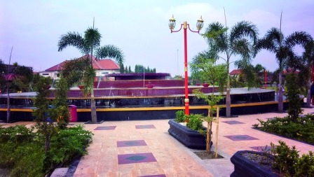 Pernah dengar ada Taman Lampion di Klaten ? Jika belum, anda harus update informasi obyek wisata di Kabupaten Klaten. Taman Lampion adalah sebuah icon wisata baru yang terdapat di Kota Klaten tepatnya di Bareng Lor, Klaten Utara belakang kantor PMI. Taman Lampion merupakan sebuah taman kota di KLaten yang diberi sentuhan khas berupa lampion yang menarik sekali apabila dilihat pada malam hari. Tujuan awal dari pembangunan taman ini adalah untuk menambah ruang terbuka hijau (RTH) di Kota Klaten. Waktu terbaik untuk datang ke Taman Lampion adalah pada waktu sore sampai malam hari karena pada malam hari akan ada banyak lampu berwarna warni yang akan menambah semarak Taman LAmpion Bareng Lor ini. Pada siang hari suasana masih panas karena pepohonan yang ditanam di taman ini masih kecil jadi belum bisa diandalkan sebagai peneduh taman ini., 1. Tempat Wisata Sejarah Candi Prambanan Klaten, 2. Tempat Wisata Air Umbul Ponggok Klaten, 3. Obyek Wisata Mata Air Cokro Tulung Klaten, 4. River Boarding di Kali Pusur Klaten, 5. Obyek Wisata Air Umbul Jolotundo Klaten, 6. Obyek Wisata Air Lepen Kencana Klaten, 7. Objek Wisata Air Umbul Kapilaler Klaten, 8. Wahana Liburan Galuh Tirto Nirmolo Klaten, 9. Tempat Wisata Kuliner Warung Apung Rowo Jombor Klaten, 10. Tempat Wisata Sejarah Candi Merak Klaten, 11. Wisata Museum Gula Gondang Winangoen Klaten, 12. Wisata Budaya Perajin tanduk kerbau Keprabon Klaten, 13. Tempat Wisata Alam Puncak Clongop Klaten, 14. Tempat Wisata Sejarah Candi Lumbung Klaten, 15. Tempat Wisata Sejarah Candi Sewu Klaten, 16. Ziarah ke Makam Sunan Pandanaran Klaten, 17. Candi Plaosan, 18. Taman Lampion Klaten, 19. Deles Indah, 20. Pemandian Lumban Tirto, 21. Umbul Manten, 22. Candi Sojiwan, 23. Umbul Tirto Mulyono dan Tirto Mulyani, 24. Hutan Kota Gergunung, 25. Candi Bubrah, 26. Candi Gana, 27. Kebun Rambutan Desa Tulung, 28. Bukit Sidoguro, 29. Bukit Petung, 30. Taman 1000 Pelangi, 31. Gunung Watu Prahu, 32. Agrowisata Bonsai, 33. Taman Kamboja Klaten, 34. Umbul Nilo, 35. Umbul Gedaren, 36. Embung Tirto Mulyo, 37. Curug Indah Tegalrejo, 38. Sendang Gemuling, 39. Wisata Kali Talang, 40. Taman Bunga Kebon Asri, 41. Bukit Cinta Klaten