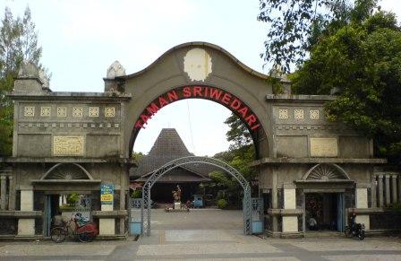 Taman Sriwedari, 1. Grojogan Sewu Tawangmangu, 2. Pandawa Water World Solo Baru, 3. Taman Balekambang, 4. Keraton Surakarta, 5. Wisata Tugu Lilin di Solo , 6. Air Terjun Jumog, 7. Taman Sriwedari, 8. Kampoeng Batik Kauman, 9. Pasar Klewer, 10. Tempat Wisata di Solo – Museum Manusia Purba Sangiran, 11. Tempat Wisata di Solo – Pura Mangkunegaran, 12. Monumen Pers, 13. Galabo Solo, 14. Tempat Wisata di Solo – Kebun Binatang Taru Jurug, 15. Ngarsopuro Night Market Solo, 16. Alun-Alun Kidul Surakarta, 17. Tempat Wisata di Solo – Dalem Kalitan, 18. Tempat Wisata di Solo – Taman Cerdas, 19. Masjid Al-Wustho Mangkunegaran, 20. Bendungan Karet Tirtonadi, 21. The Heritage Palace, 22. Lokananta Recording Audio & Video Cassette, 23. Trans Studio Mini Solo, 24. Museum Batik Danar Hadi, 25. Loji Gandrung, 26. Museum Radya Pustaka, 27. Pasar Antik Triwindu, 28. Benteng Vastenburg Fort, 29. Agrowisata Amanah, Karanganyar, 30. Agrowisata Sondokoro, Karanganyar, 31. Bukit Hope, Karanganyar (Tutup), 32. Bumi Perkemahan Sekipan, Karanganyar, 33. Candi Cetho, Karanganyar, 34. Candi Sukuh, Karanganyar, 35. Edupark Intan Pari, Karanganyar, 36. Kebun Strawberry, Karanganyar, 37. Paralayang Segoro Gunung, Karanganyar, 38. Rumah Pohon Banyu Anyep (Tutup), 39. Taman Bintang Kemuning, Ngargoyoso, Karanganyar, 40. Telaga Madirda, Karanganyar, 41. Bukit Cumbri, Wonogiri, 42. Gantole Wonogiri, 43. Batu Seribu, Sukoharjo, 44. Bendungan Colo, Sukoharjo, 45. Gardu Pandang Bukit Batur Suroteleng, 46. Bukit Gancik, 47. Tretes Taman Tani (Tutup), 48. De Tjolomadoe, 49. Rumah Atsiri Indonesia, 50. Pantai Karang Payung, 51. Tumurun Private Museum, 52. River Moon Pusur, 53. Museum R Hamong Wardoyo, 54. Sepur Kluthuk Jaladara, 55. Koridor Singosaren, 56. Ndalem Gondosuli, 57. Grojogan Selondo, 58. Taman Hutan Rakyat Ngargoyoso, 59. Candi Plaosan, 60. Umbul Ponggok, 61. Umbul Cokro Tulung, 62. Omah Jungkir, 63. Telaga Biru, 64. Randubang, 65. Pasar Gede Hardjonagoro, 66. Solo Grand Mall, 67. Pusat Grosir Solo, 68. Taman Bunga Bono, Klaten, 69. Umbul Kapilaler, Klaten, 70. Bukit Gancik, Selo, Boyolali, 71. Lembah Gunung Madu, Boyolali, 72. Objek Wisata Tlatar, Boyolali, 73. Obyek Wisata Air Cokro, 74. Museum Samanhudi, 75. Air Terjun Parang Ijo, 76. Museum Keris, 77. Vihara Dhamma Sundara