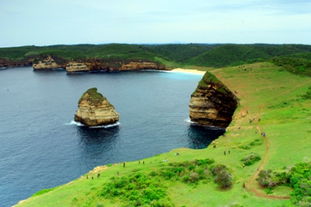 Taman Wisata Alam Gunung Tunak, 1. Gunung Rinjani Lombok, 2. Wisata Pantai Kuta Lombok, 3. Wisata Desert Point (Bangko-Bangko) Lombok, 4. Gili Kondo, 5. Wisata Pantai Senggigi Lombok, 6. Wisata Gili Air, Gili Meno, dan Gili Trawangan di Lombok, 7. Pantai Tanjung Aan, 8.  Pantai Tanjung Bloam, 9. Tempat Wisata Pantai Selong Belanak Lombok, 10. Sade Village, 11. Pantai Sekotong , 12. Air Terjun Sandang Gile , 13. Gili Nanggu Lombok, 14. Objek Wisata Batu Bolong, 15. Objek Wisata Batu Layar , 16. Narmada Park, 17. Pink Beach Lombok, 18. Gili Lampu Lombok Timur, 19. Bukit Malimbu , 20. Gili Kedis, 21. Lingkoq Datu, Pantai Penyisok, 22. Bukit Pergasingan, 23. Pantai Semeti, 24. Air Terjun Mangku Sakti, 25. Air Terjun Benang Kelambu, 26. Air Terjun Tiu Kelep, 27. Tanjung Poki, 28. Pantai Nambung, 29. Taman Wisata Alam Gunung Tunak, Pemandangan Samudera di atas Bukit Hijau, 30. Rinjani Lodge, 31. Pantai Tebing, 32. Sumber Air Panas Aik Kalak, 33. Danau Segara Anak, 34. Pantai Mawun Lombok, 35. Pantai Seger, 36. Pantai Surga, 37. Tanjung Ringgit, 38. Gili Sulat dan Gili Lawang, 39. Pantai Sire, 40. Air Terjun Penimbungan: Surga Tersembunyi di Torean, 41. Jembatan Gantung Kuno: Peninggalan Jaman Penjajahan Belanda yang berumur 84 Tahun, 42. Taman Wisata Pusuk Sembalun: Mengagumi Pemandangan Gunung Rinjani yang Megah, 43. Pantai Setangi: Villa Hantu yang Mendebarkan, 44. Batu Payung, Tanjung Aan: Monumen Alam yang Berdiri Kokoh di Tepi Pantai, 45. Bau Nyale: Tempat Perayaan Festival Legendaris, 46. Desa Bayan Sasak: Menyelami Kehidupan 5000 tahun SM, 47. Ashtari Lounge and Kitchen: Menyantap Makanan di Puncak Bukit, 48. Artati Lombok Bungalow and Restaurant , 49. Bertenun Tradisional di Desa Sukarara, 50. Bask Nest: Menjelajahi Dunia Bawah Laut yang Artistik, 51. Gua Bangkang: Suasana Dramatis di Tepi Pantai