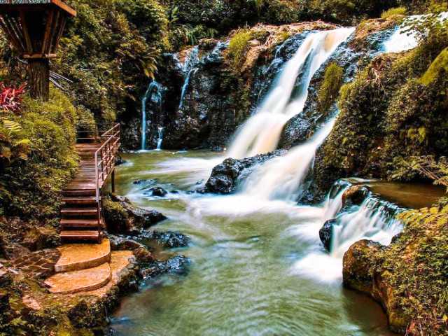 Taman Wisata Alam Maribaya, 1. Mari mulai dari atraksi wisata populer di Bandung yang bisa kalian jajal dengan harga minimalis, bahkan ada yang gratis lho! Misalnya saja aneka taman tematiknya yang keren, 2. Dengan 10 ribu rupiah, kalian bisa mengelilingi kota Bandung sambil bergaya keren di atas Bus Bandros, 3. Salurkan hasratmu jadi koboi dengan naik kuda. Harganya mulai dari 5 ribuan saja lho, 4. Ingin tahu seperti apa suasana pasar terapung? Nggak usah jauh-jauh ke Thailand karena di Bandung pun ada Floating Market, 5. Terkadang, wisata murah bisa begitu dekat dengan bintang. Nggak percaya? Mampir saja ke Observatorium Bosscha yang ada di bilangan Lembang untuk membuktikannya, 6. Walau bukan obyek wisata mayor, Cagar Alam Junghuhn layak untuk dikunjungi oleh kalian yang menghargai jasa para pahlawan, 7. Air terjun Maribaya selalu menjadi favorit bagi mereka yang mencintai suasana alam dengan budget yang ekonomis, 8. Dan, dari Maribaya, kalian bisa langsung menuju Taman Hutan Raya Juanda. Harga tiketnya sama ekonomisnya lho, 9. Untuk melengkapi kunjungan di Taman Hutan Raya Juanda, sekalian saja mampir ke tempat selfie paling populer di Bandung, yaitu Tebing Keraton, 10. Menikmati sejuknya udara Bandung bisa kalian lakukan sambil mengenal ragam fauna di Kebun Binatang Bandung, 11. Area Bandung Selatan juga punya banyak obyek wisata yang menyayangi kantong kalian. Misalnya saja wisata Kawah Putih-nya yang super populer itu, 12. Untuk kalian para pecinta wisata alam dan pengagum nilai-nilai romantisme, Situ Patenggang menjadi tempat yang wajib kalian sambangi di Bandung, 13. Mampirlah ke Pemandian Air Panas Cibolang yang akan menghangatkan tubuh kalian dari gigitan udara dingin di Ciwidey, 14. Cibolang bukan satu-satunya tempat yang dapat menghangatkan tubuh kalian saat dingin. Kunjungi saja Taman Wisata Alam Cimanggu yang juga menawarkan kolam pemandian air panas alami, 15. Atau, mampirlah ke pemandian Air Panas Alami Walini/Rancawalini juga populer di wilayah Ciwidey. Kalian dapat menikmati suasana berendam air panas di tengah perkebunan teh, 16. Wisata di Ciwidey akan semakin lengkap jika kalian berjalan-jalan di tengah Perkebunan Teh Rancabali. Pemandangannya yang indah akan membuat siapapun mendadak suka mengambil foto, 17. Untuk menutup wisata hemat di Bandung, mampirlah ke Pasar Gedebage untuk belanja pakaian second berkualitas bagus. Harganya? Murah meriah!, 18. Balitsa Lembang yang Instagramable, 19. Keindahan Babakan Siliwangi yang bikin mata terpana, 20. Mengintip Dinosaurus di Museum Geologi, 21. Kawah Rengganis yang begitu eksotis, 22. Epic Sunrise di Venue Gantole Cililin, 23. Menikmati pesona alam hijau di Bukit Teletubies, 24. Menikmati pesona alam hijau khas bebukitan di Bukit Jamur, 25. Pesona Curug Bellarosa yang bikin pikiran adem, 26. Epiknya pemandangan di Gunung Nini Pangalengan