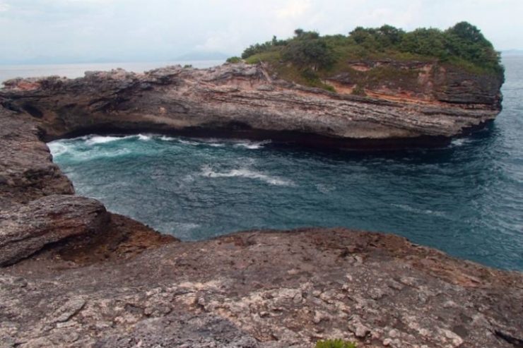 Tanjung Poki, 1. Gunung Rinjani Lombok, 2. Wisata Pantai Kuta Lombok, 3. Wisata Desert Point (Bangko-Bangko) Lombok, 4. Gili Kondo, 5. Wisata Pantai Senggigi Lombok, 6. Wisata Gili Air, Gili Meno, dan Gili Trawangan di Lombok, 7. Pantai Tanjung Aan, 8.  Pantai Tanjung Bloam, 9. Tempat Wisata Pantai Selong Belanak Lombok, 10. Sade Village, 11. Pantai Sekotong , 12. Air Terjun Sandang Gile , 13. Gili Nanggu Lombok, 14. Objek Wisata Batu Bolong, 15. Objek Wisata Batu Layar , 16. Narmada Park, 17. Pink Beach Lombok, 18. Gili Lampu Lombok Timur, 19. Bukit Malimbu , 20. Gili Kedis, 21. Lingkoq Datu, Pantai Penyisok, 22. Bukit Pergasingan, 23. Pantai Semeti, 24. Air Terjun Mangku Sakti, 25. Air Terjun Benang Kelambu, 26. Air Terjun Tiu Kelep, 27. Tanjung Poki, 28. Pantai Nambung, 29. Taman Wisata Alam Gunung Tunak, Pemandangan Samudera di atas Bukit Hijau, 30. Rinjani Lodge, 31. Pantai Tebing, 32. Sumber Air Panas Aik Kalak, 33. Danau Segara Anak, 34. Pantai Mawun Lombok, 35. Pantai Seger, 36. Pantai Surga, 37. Tanjung Ringgit, 38. Gili Sulat dan Gili Lawang, 39. Pantai Sire, 40. Air Terjun Penimbungan: Surga Tersembunyi di Torean, 41. Jembatan Gantung Kuno: Peninggalan Jaman Penjajahan Belanda yang berumur 84 Tahun, 42. Taman Wisata Pusuk Sembalun: Mengagumi Pemandangan Gunung Rinjani yang Megah, 43. Pantai Setangi: Villa Hantu yang Mendebarkan, 44. Batu Payung, Tanjung Aan: Monumen Alam yang Berdiri Kokoh di Tepi Pantai, 45. Bau Nyale: Tempat Perayaan Festival Legendaris, 46. Desa Bayan Sasak: Menyelami Kehidupan 5000 tahun SM, 47. Ashtari Lounge and Kitchen: Menyantap Makanan di Puncak Bukit, 48. Artati Lombok Bungalow and Restaurant , 49. Bertenun Tradisional di Desa Sukarara, 50. Bask Nest: Menjelajahi Dunia Bawah Laut yang Artistik, 51. Gua Bangkang: Suasana Dramatis di Tepi Pantai