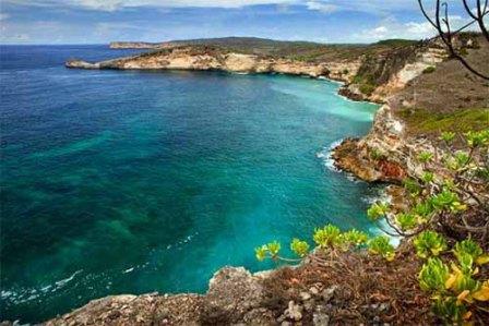 Tanjung Ringgit - tempat wisata di Lombok, 1. Gunung Rinjani Lombok, 2. Wisata Pantai Kuta Lombok, 3. Wisata Desert Point (Bangko-Bangko) Lombok, 4. Gili Kondo, 5. Wisata Pantai Senggigi Lombok, 6. Wisata Gili Air, Gili Meno, dan Gili Trawangan di Lombok, 7. Pantai Tanjung Aan, 8.  Pantai Tanjung Bloam, 9. Tempat Wisata Pantai Selong Belanak Lombok, 10. Sade Village, 11. Pantai Sekotong , 12. Air Terjun Sandang Gile , 13. Gili Nanggu Lombok, 14. Objek Wisata Batu Bolong, 15. Objek Wisata Batu Layar , 16. Narmada Park, 17. Pink Beach Lombok, 18. Gili Lampu Lombok Timur, 19. Bukit Malimbu , 20. Gili Kedis, 21. Lingkoq Datu, Pantai Penyisok, 22. Bukit Pergasingan, 23. Pantai Semeti, 24. Air Terjun Mangku Sakti, 25. Air Terjun Benang Kelambu, 26. Air Terjun Tiu Kelep, 27. Tanjung Poki, 28. Pantai Nambung, 29. Taman Wisata Alam Gunung Tunak, Pemandangan Samudera di atas Bukit Hijau, 30. Rinjani Lodge, 31. Pantai Tebing, 32. Sumber Air Panas Aik Kalak, 33. Danau Segara Anak, 34. Pantai Mawun Lombok, 35. Pantai Seger, 36. Pantai Surga, 37. Tanjung Ringgit, 38. Gili Sulat dan Gili Lawang, 39. Pantai Sire, 40. Air Terjun Penimbungan: Surga Tersembunyi di Torean, 41. Jembatan Gantung Kuno: Peninggalan Jaman Penjajahan Belanda yang berumur 84 Tahun, 42. Taman Wisata Pusuk Sembalun: Mengagumi Pemandangan Gunung Rinjani yang Megah, 43. Pantai Setangi: Villa Hantu yang Mendebarkan, 44. Batu Payung, Tanjung Aan: Monumen Alam yang Berdiri Kokoh di Tepi Pantai, 45. Bau Nyale: Tempat Perayaan Festival Legendaris, 46. Desa Bayan Sasak: Menyelami Kehidupan 5000 tahun SM, 47. Ashtari Lounge and Kitchen: Menyantap Makanan di Puncak Bukit, 48. Artati Lombok Bungalow and Restaurant , 49. Bertenun Tradisional di Desa Sukarara, 50. Bask Nest: Menjelajahi Dunia Bawah Laut yang Artistik, 51. Gua Bangkang: Suasana Dramatis di Tepi Pantai